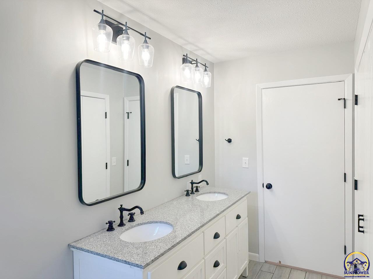 Topeka, Kansas 66605, United States, 3 Bedrooms Bedrooms, ,3 BathroomsBathrooms,Residential,Pending,50281