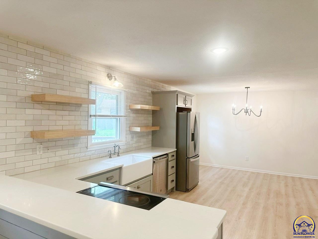 Topeka, Kansas 66605, United States, 3 Bedrooms Bedrooms, ,3 BathroomsBathrooms,Residential,Pending,50281