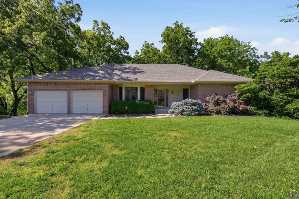 3300 SE MEADOWVIEW DR, TOPEKA, KS 66605 - Image 103bc16732ef0dbed321bdbfeab3201f/3524801727