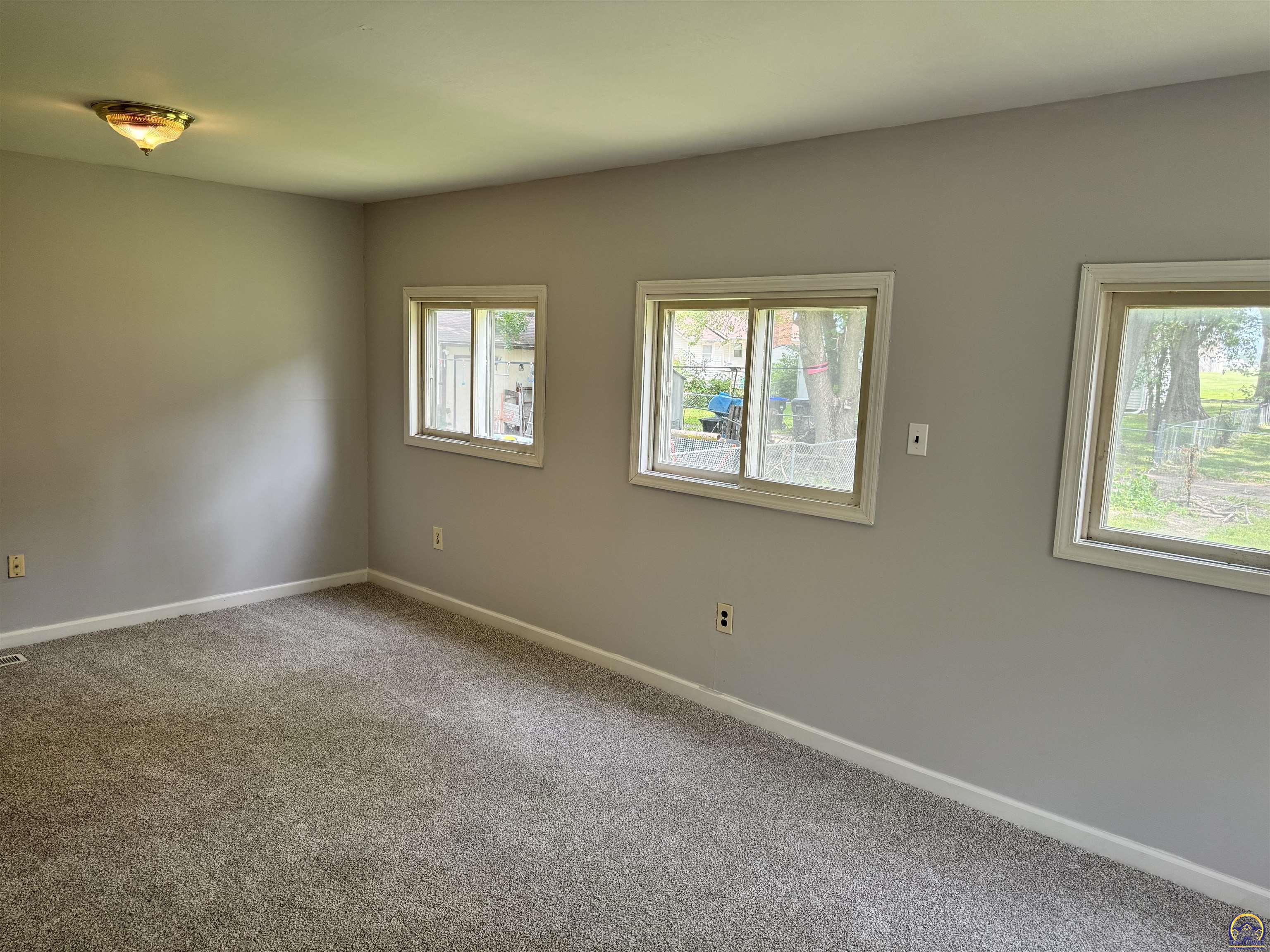 Topeka, Kansas 66618, United States, 3 Bedrooms Bedrooms, ,1 BathroomBathrooms,Residential,Pending,55669