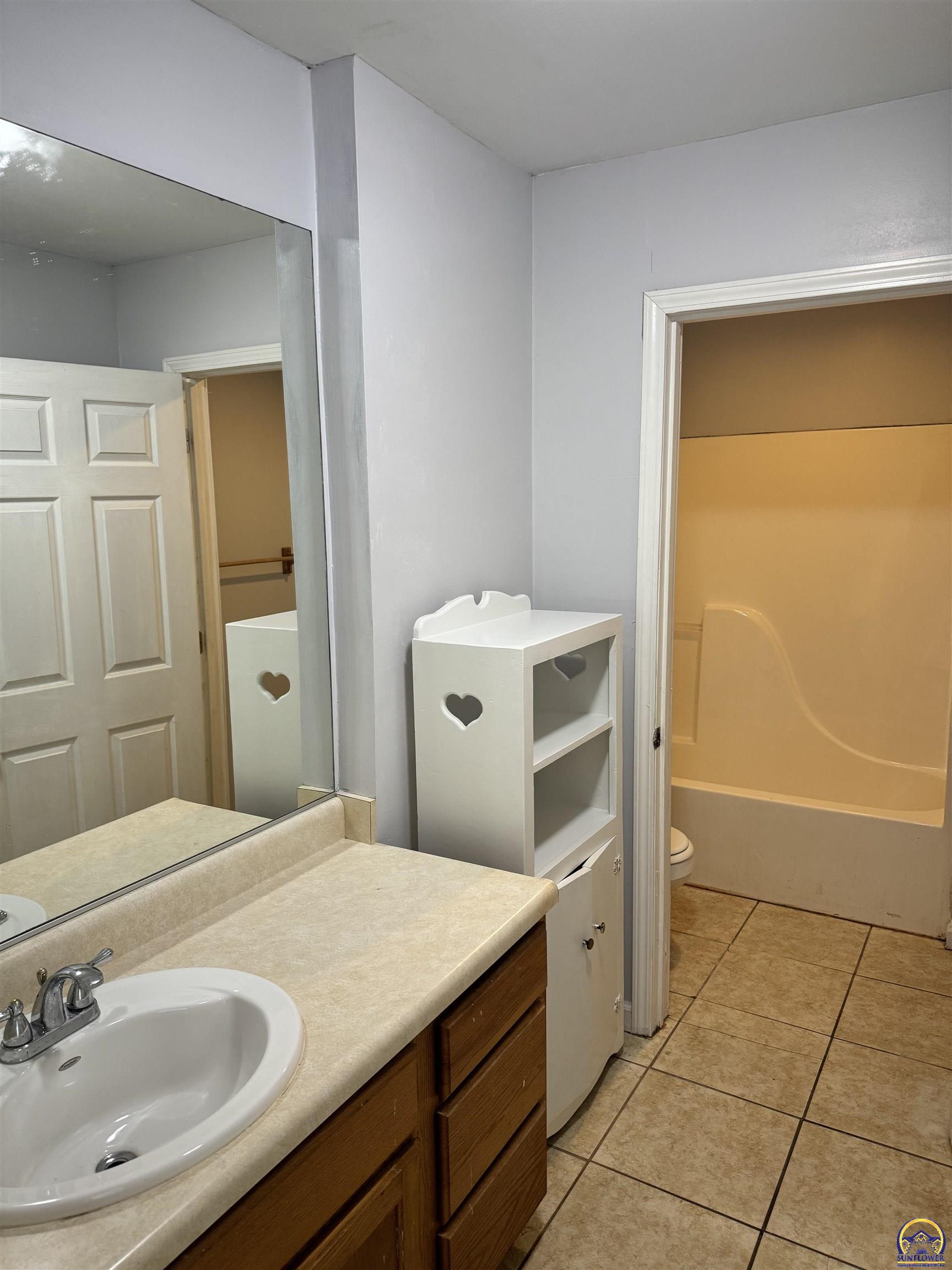 Topeka, Kansas 66618, United States, 3 Bedrooms Bedrooms, ,1 BathroomBathrooms,Residential,Pending,55669