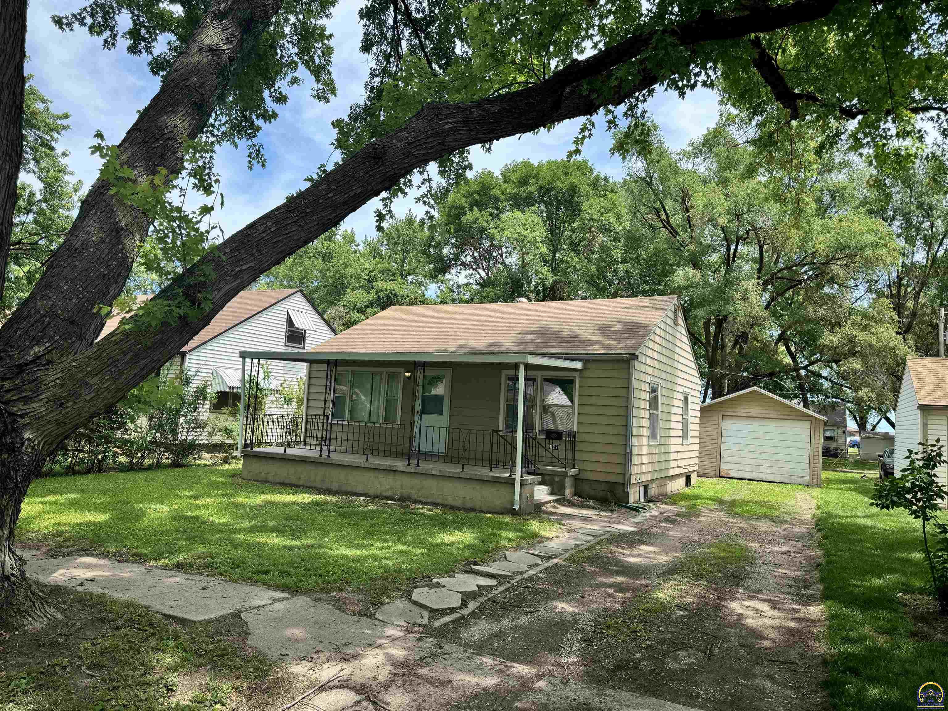 Topeka, Kansas 66618, United States, 3 Bedrooms Bedrooms, ,1 BathroomBathrooms,Residential,Pending,55669