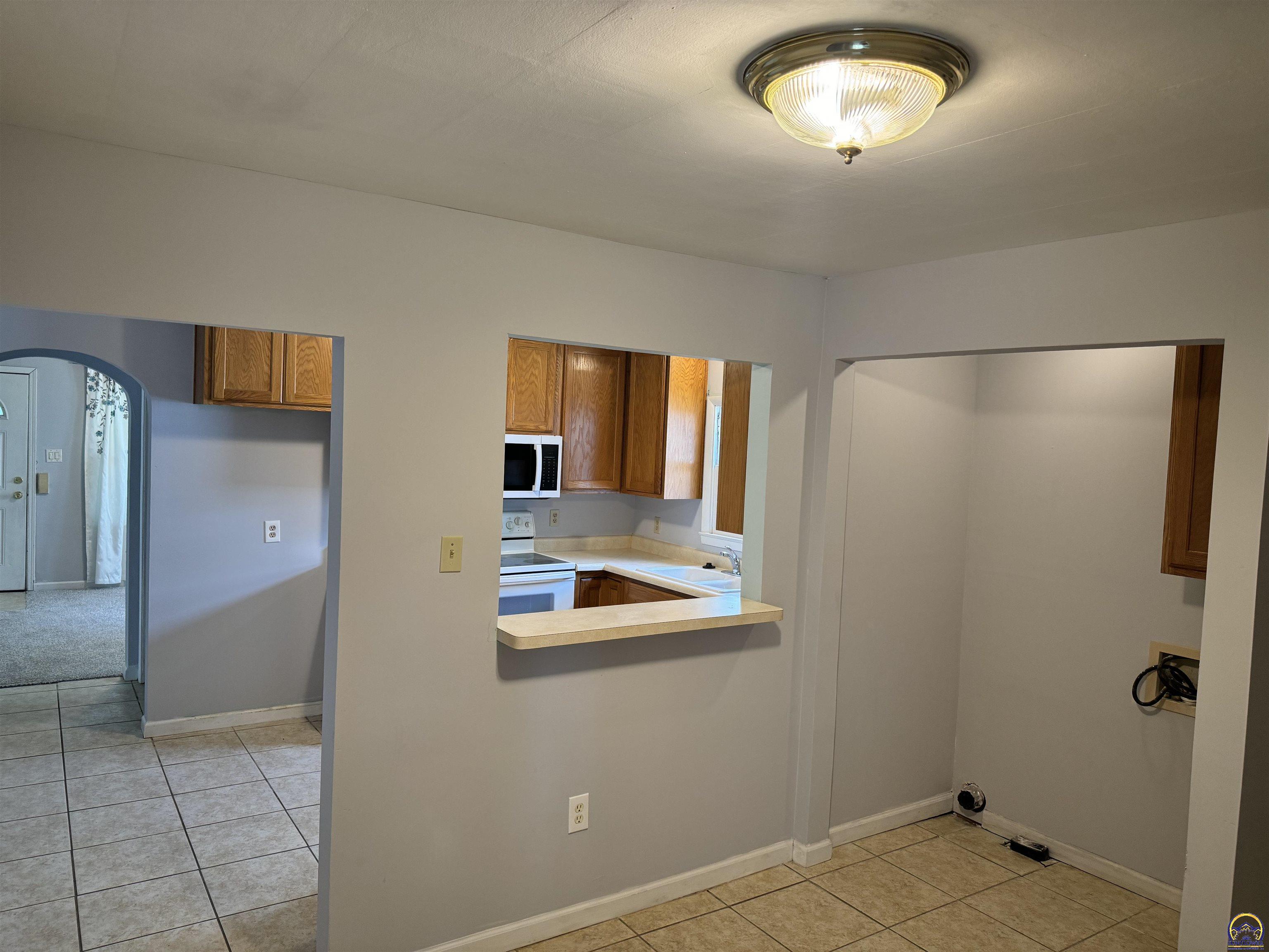 Topeka, Kansas 66618, United States, 3 Bedrooms Bedrooms, ,1 BathroomBathrooms,Residential,Pending,55669