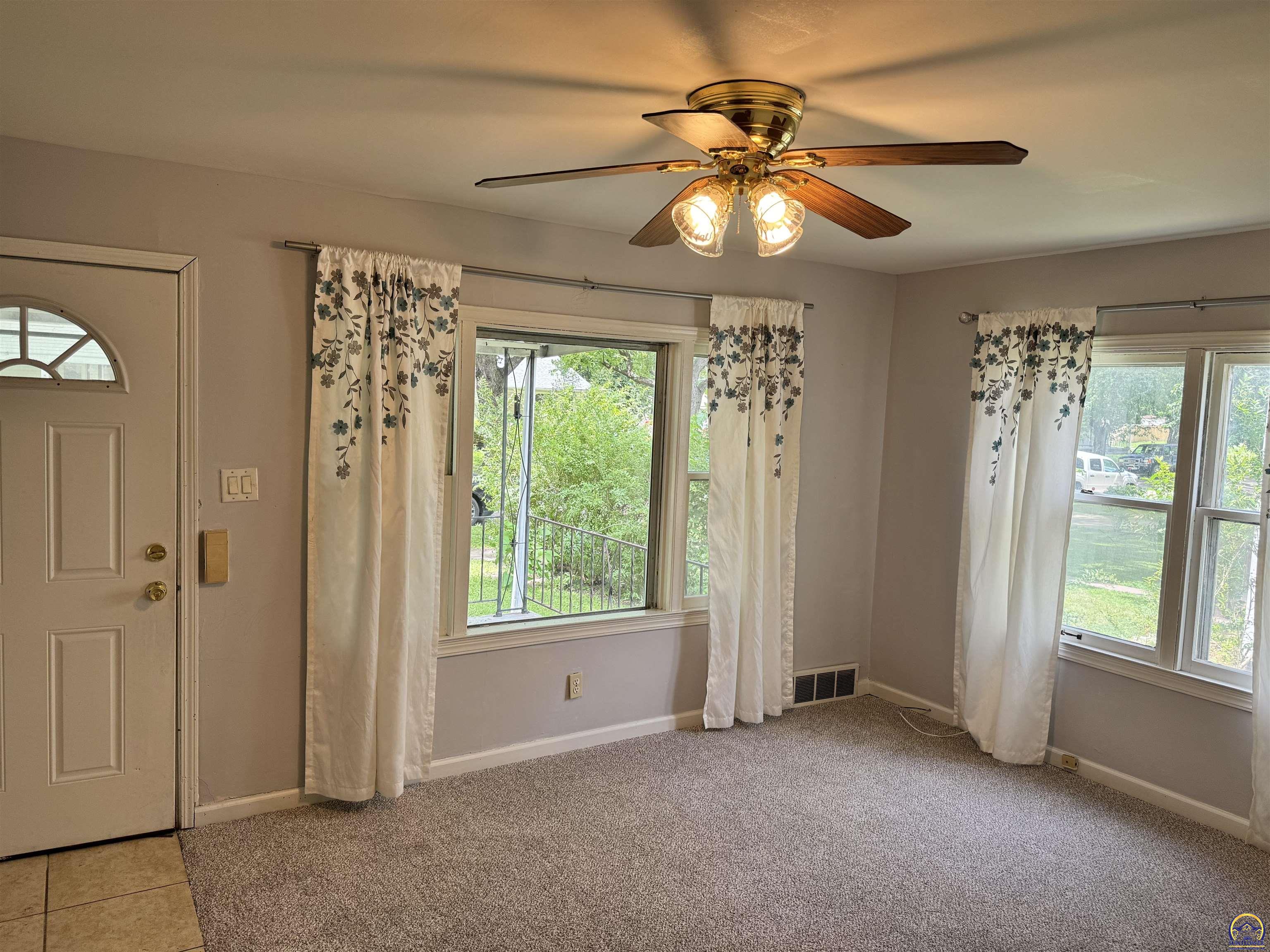 Topeka, Kansas 66618, United States, 3 Bedrooms Bedrooms, ,1 BathroomBathrooms,Residential,Pending,55669