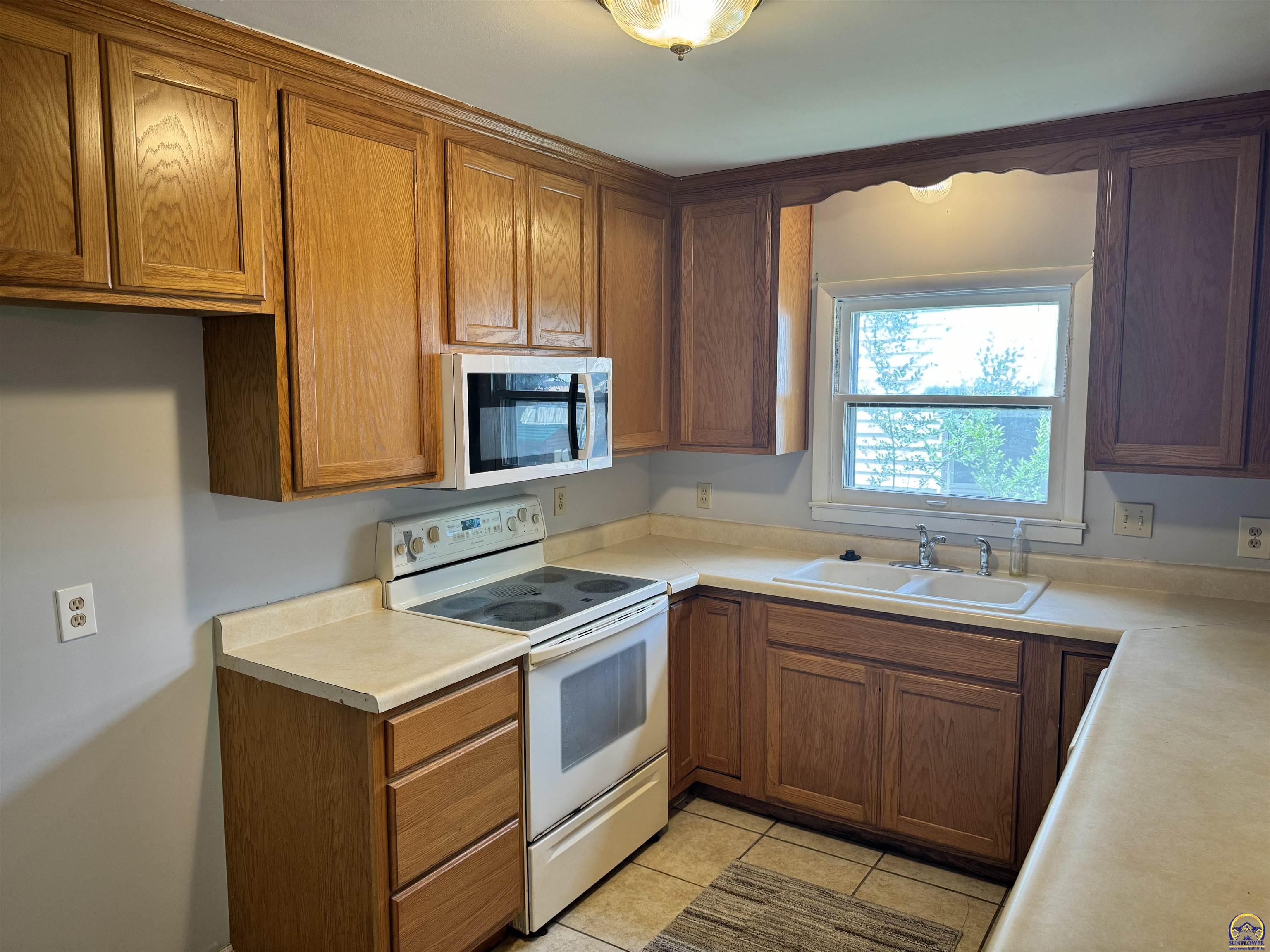 Topeka, Kansas 66618, United States, 3 Bedrooms Bedrooms, ,1 BathroomBathrooms,Residential,Pending,55669