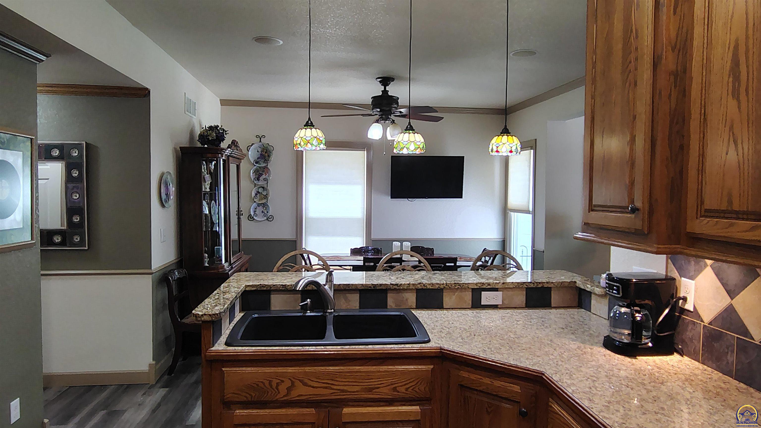 Topeka, Kansas 66612, United States, 3 Bedrooms Bedrooms, ,3 BathroomsBathrooms,Residential,Pending,137378