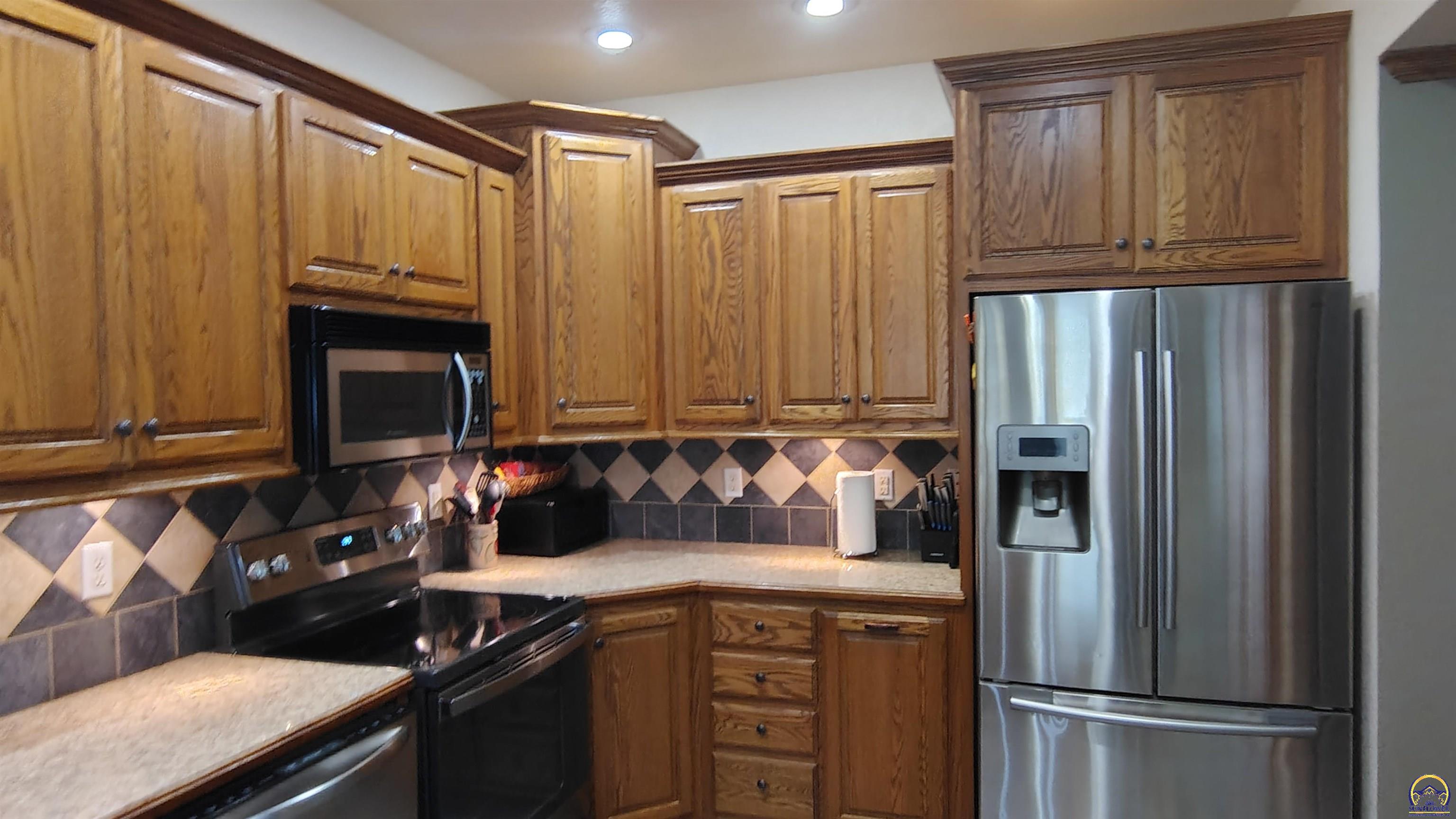 Topeka, Kansas 66612, United States, 3 Bedrooms Bedrooms, ,3 BathroomsBathrooms,Residential,Pending,137378