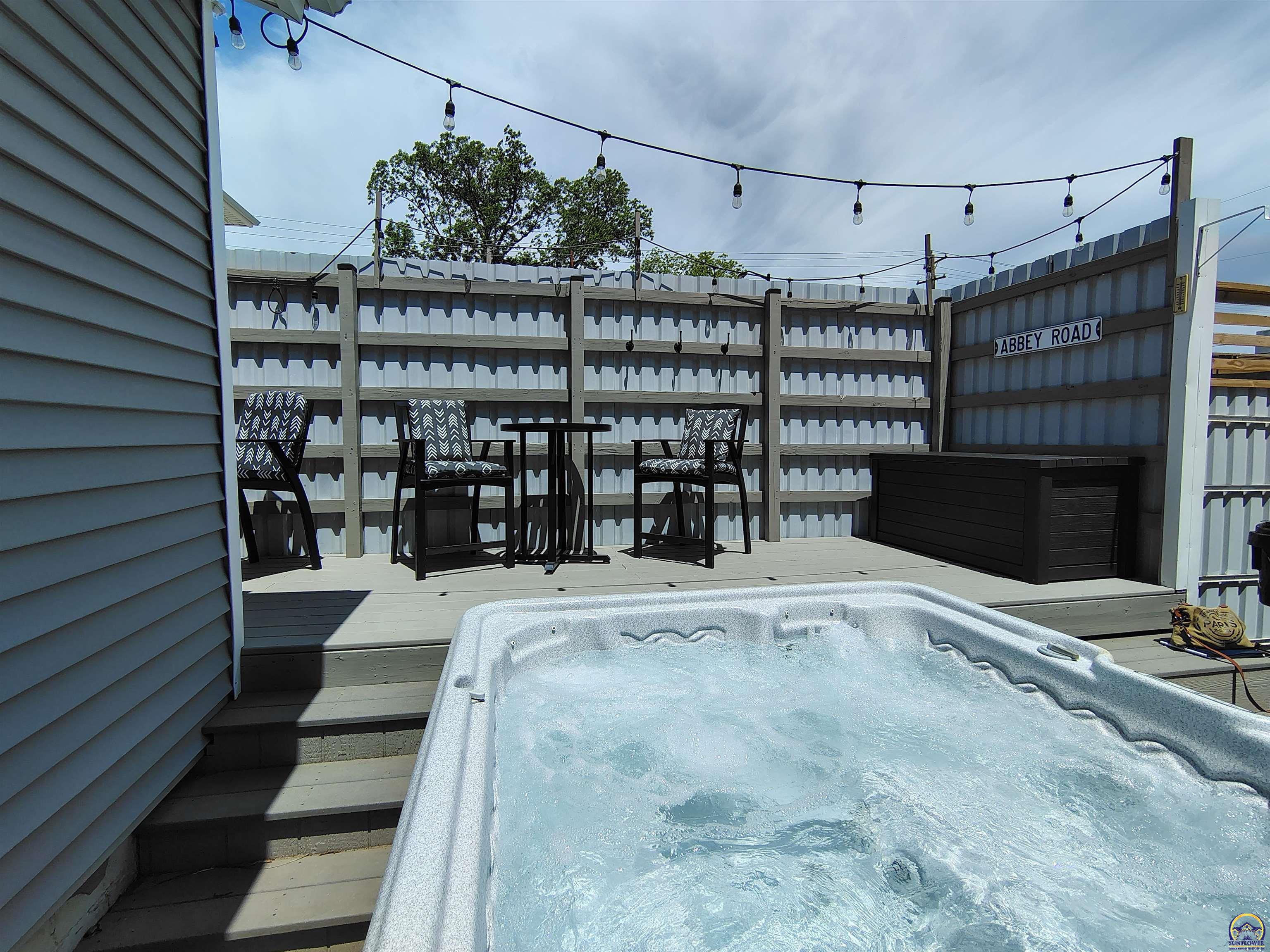 Topeka, Kansas 66612, United States, 3 Bedrooms Bedrooms, ,3 BathroomsBathrooms,Residential,Pending,137378