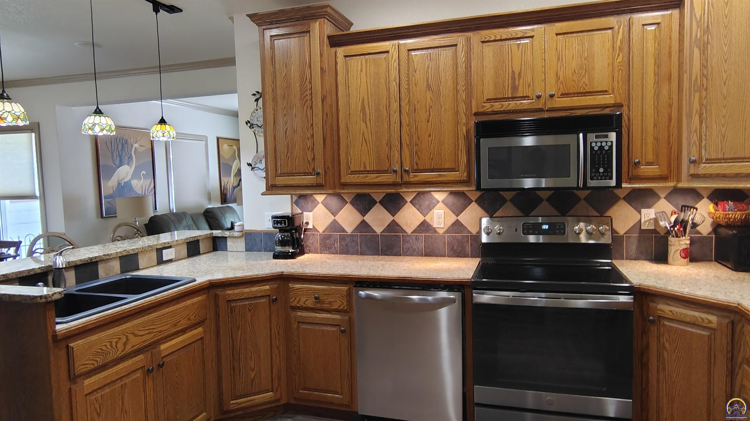 Topeka, Kansas 66612, United States, 3 Bedrooms Bedrooms, ,3 BathroomsBathrooms,Residential,Pending,137378