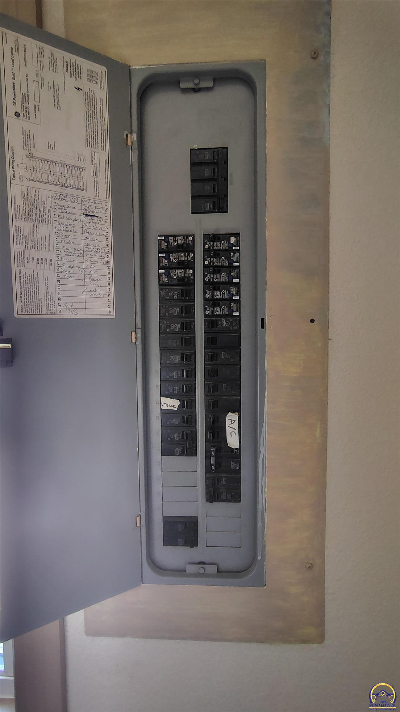 Topeka, Kansas 66612, United States, 3 Bedrooms Bedrooms, ,3 BathroomsBathrooms,Residential,Pending,137378