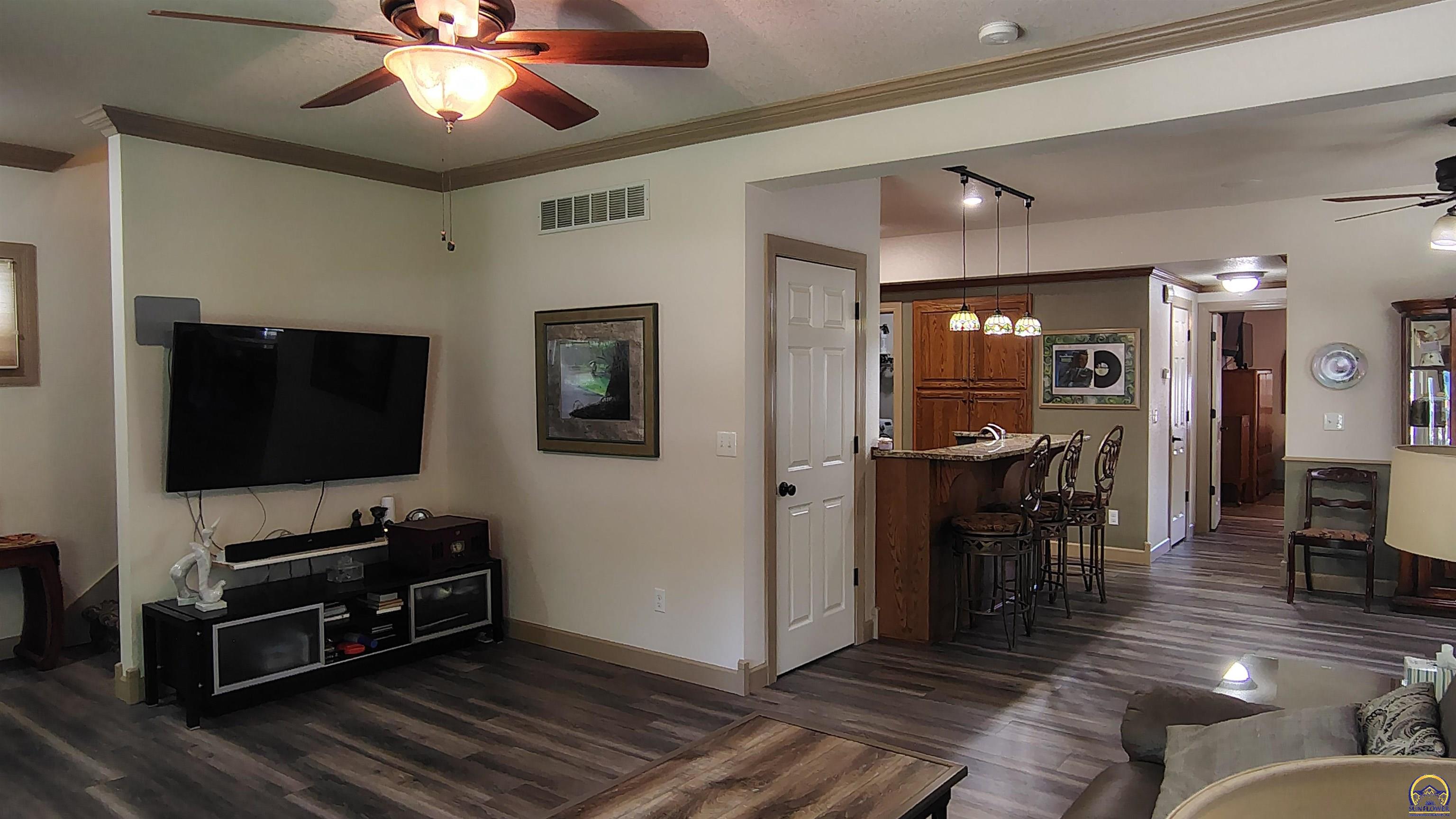 Topeka, Kansas 66612, United States, 3 Bedrooms Bedrooms, ,3 BathroomsBathrooms,Residential,Pending,137378