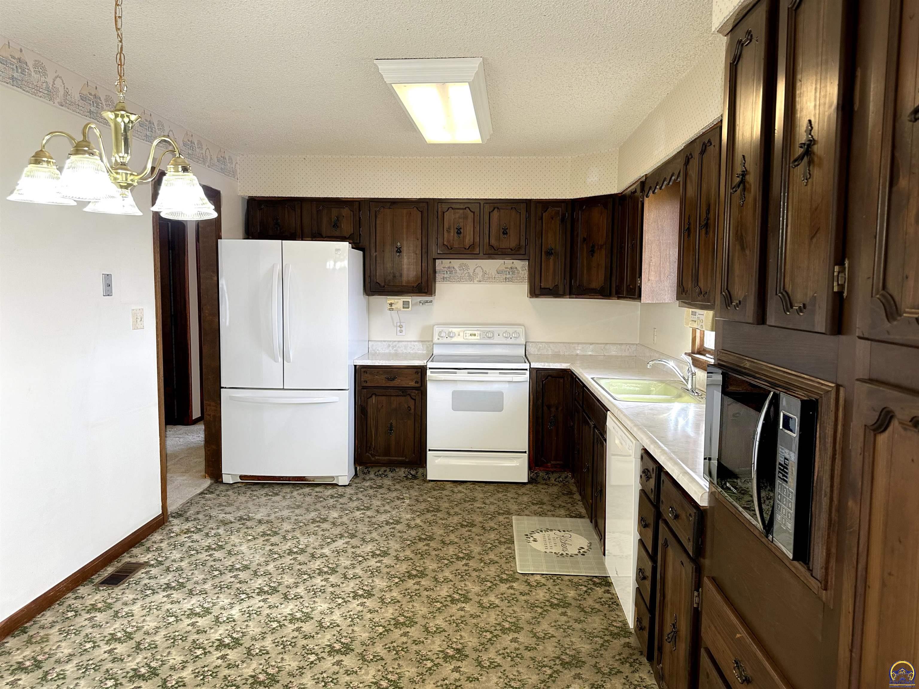 Wakarusa, Kansas 66546, United States, 4 Bedrooms Bedrooms, ,2 BathroomsBathrooms,Residential,Pending,85842