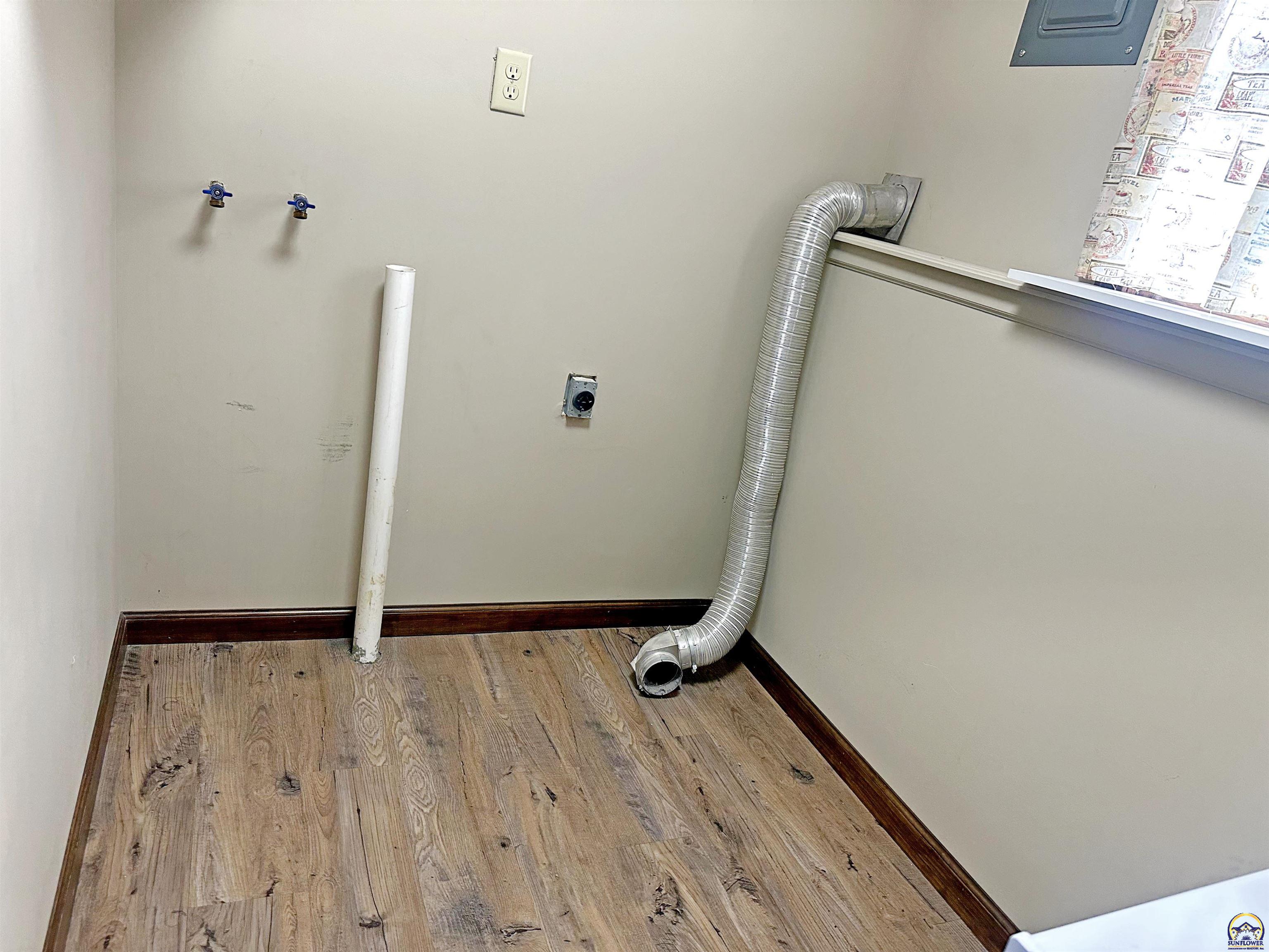 Wakarusa, Kansas 66546, United States, 4 Bedrooms Bedrooms, ,2 BathroomsBathrooms,Residential,Pending,85842