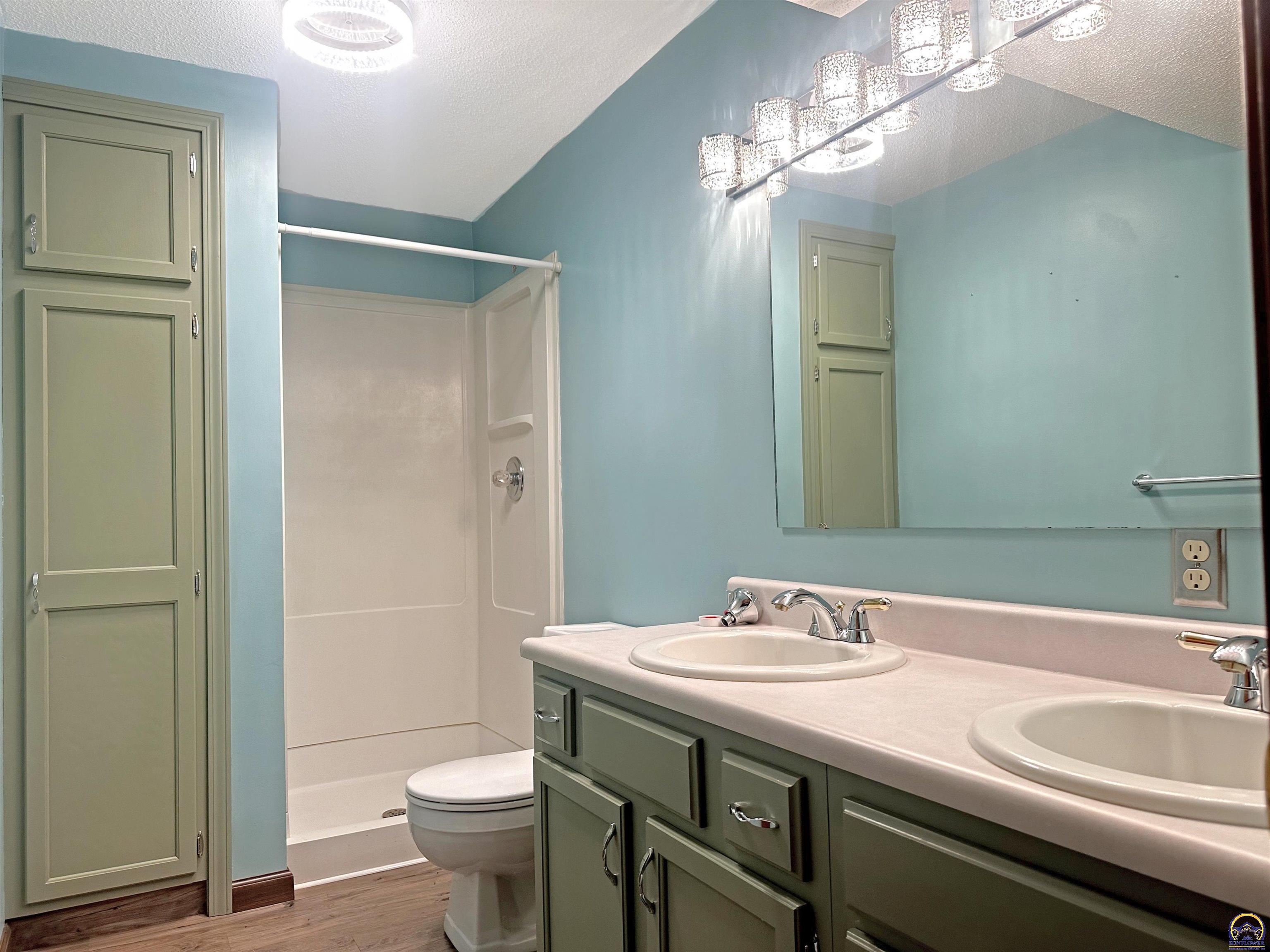 Wakarusa, Kansas 66546, United States, 4 Bedrooms Bedrooms, ,2 BathroomsBathrooms,Residential,Pending,85842