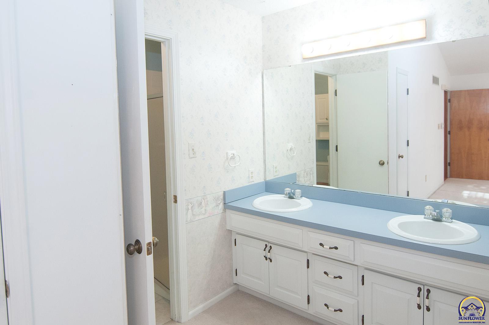 Topeka, Kansas 66605, United States, 3 Bedrooms Bedrooms, ,2 BathroomsBathrooms,Residential,Pending,131618