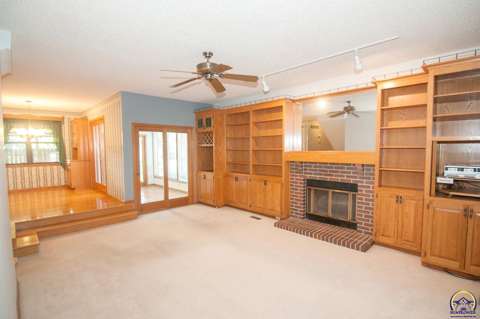 Topeka, Kansas 66605, United States, 3 Bedrooms Bedrooms, ,2 BathroomsBathrooms,Residential,Pending,131618