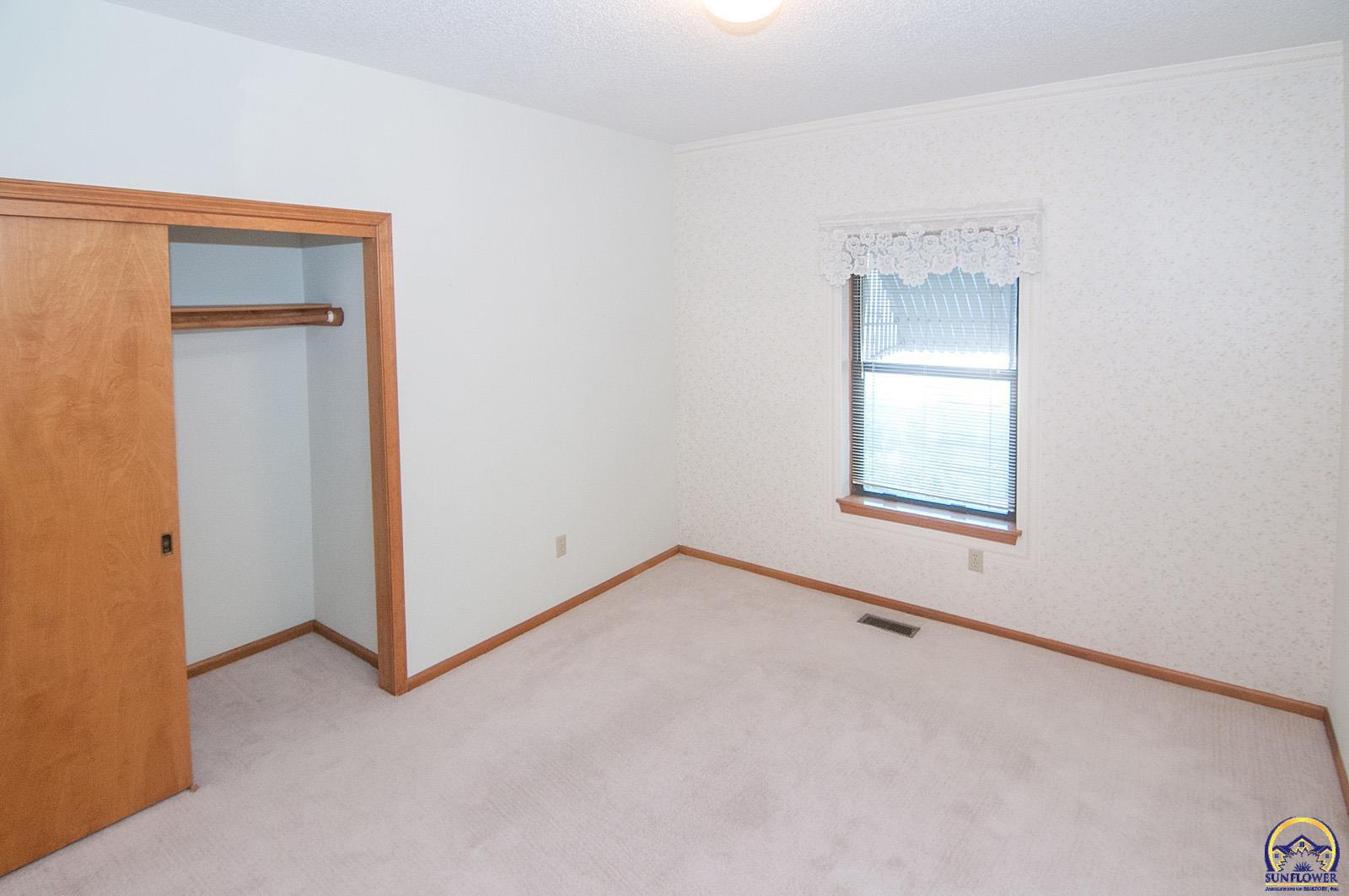 Topeka, Kansas 66605, United States, 3 Bedrooms Bedrooms, ,2 BathroomsBathrooms,Residential,Pending,131618