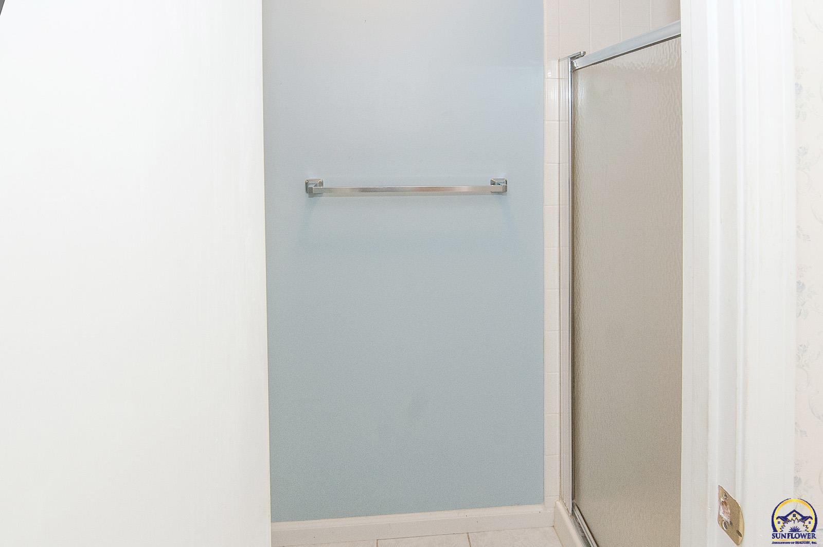 Topeka, Kansas 66605, United States, 3 Bedrooms Bedrooms, ,2 BathroomsBathrooms,Residential,Pending,131618