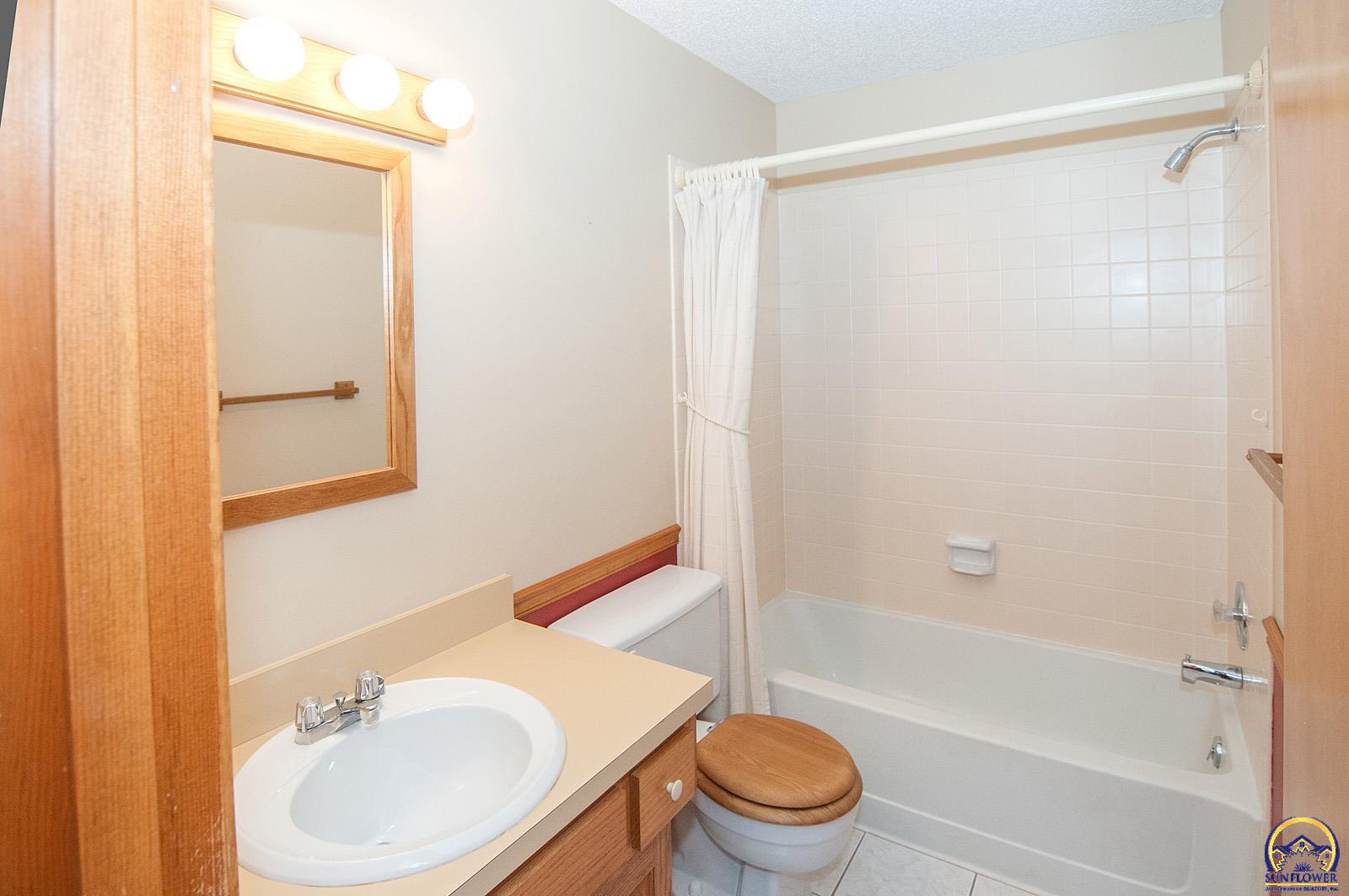 Topeka, Kansas 66605, United States, 3 Bedrooms Bedrooms, ,2 BathroomsBathrooms,Residential,Pending,131618