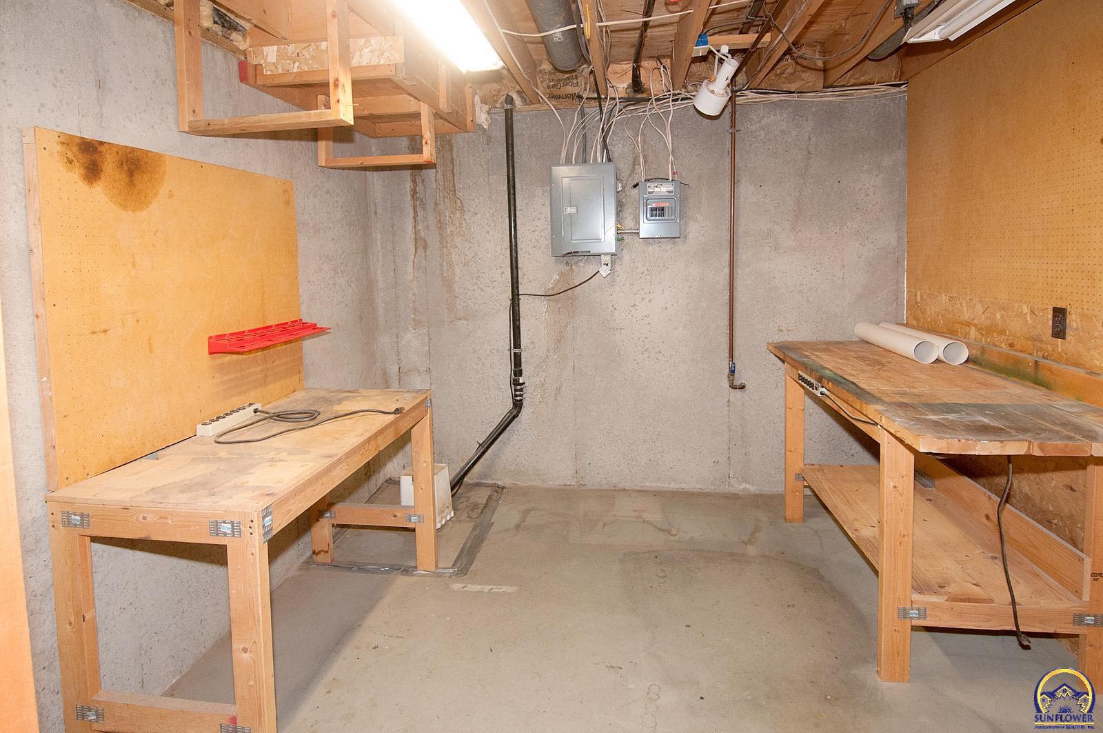 Topeka, Kansas 66605, United States, 3 Bedrooms Bedrooms, ,2 BathroomsBathrooms,Residential,Pending,131618