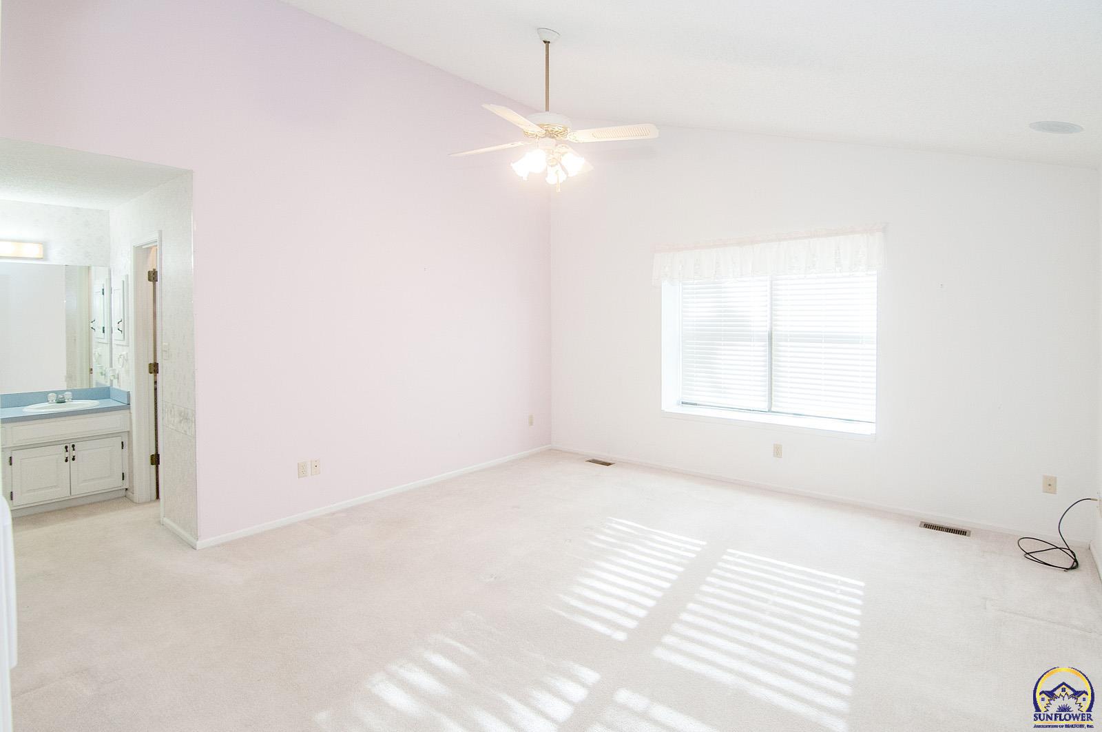 Topeka, Kansas 66605, United States, 3 Bedrooms Bedrooms, ,2 BathroomsBathrooms,Residential,Pending,131618