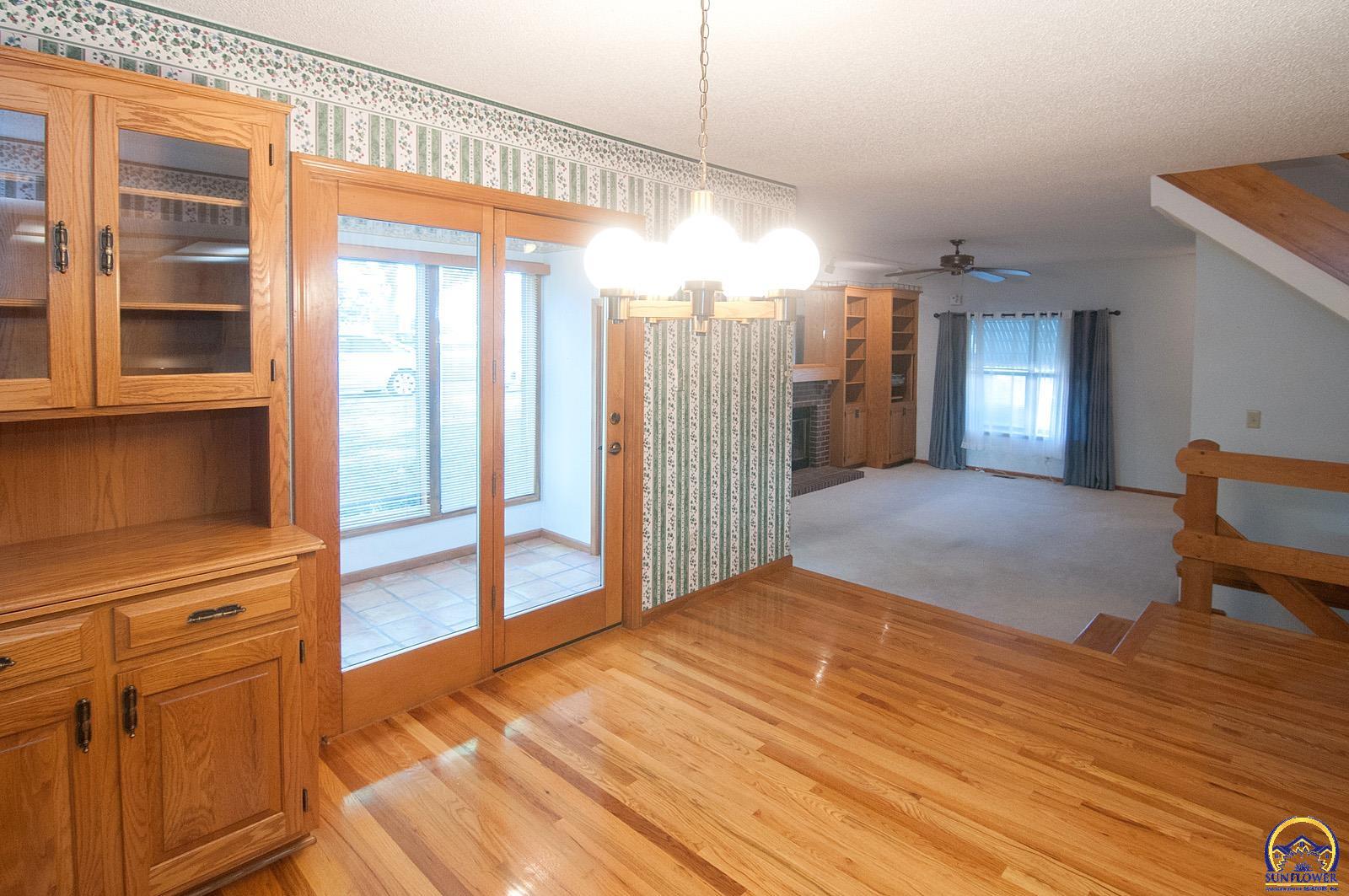 Topeka, Kansas 66605, United States, 3 Bedrooms Bedrooms, ,2 BathroomsBathrooms,Residential,Pending,131618