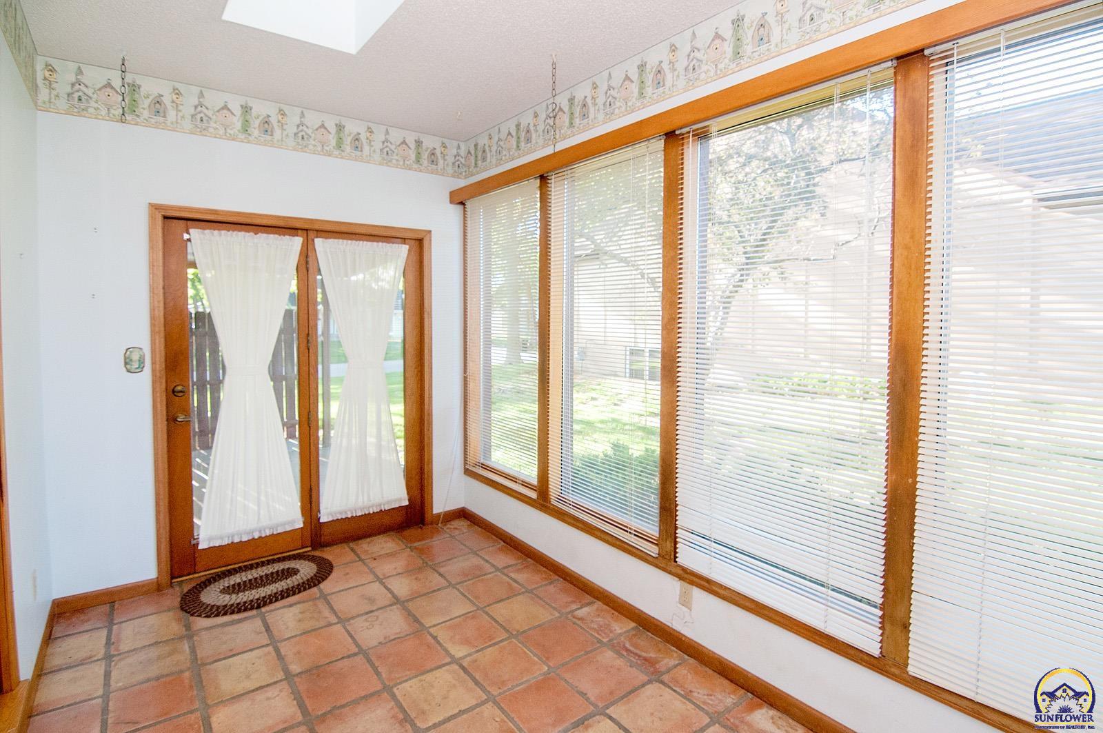 Topeka, Kansas 66605, United States, 3 Bedrooms Bedrooms, ,2 BathroomsBathrooms,Residential,Pending,131618