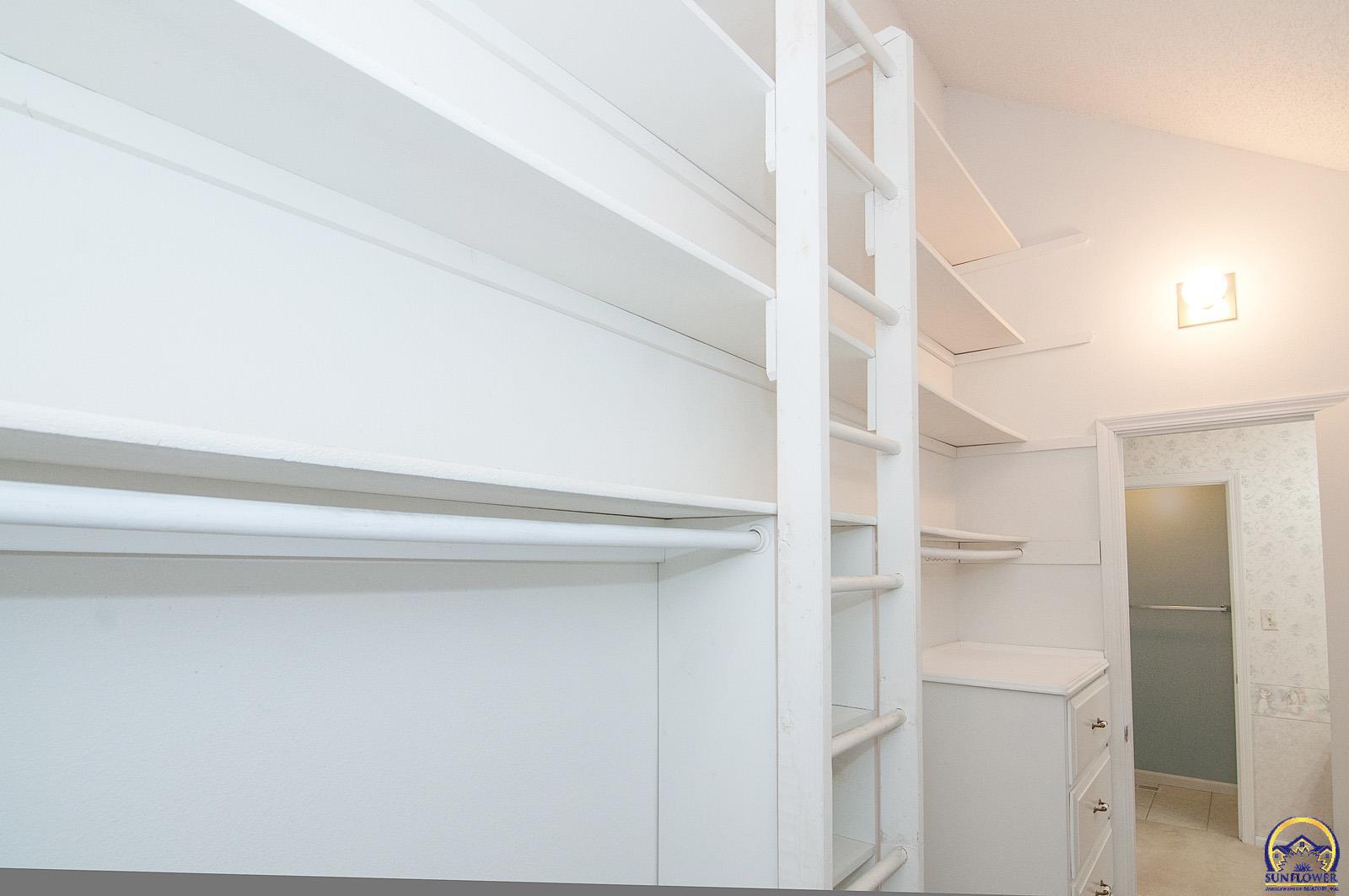 Topeka, Kansas 66605, United States, 3 Bedrooms Bedrooms, ,2 BathroomsBathrooms,Residential,Pending,131618