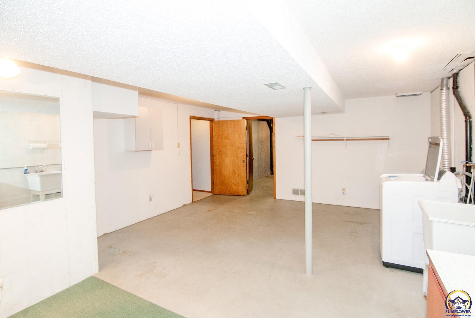 Topeka, Kansas 66605, United States, 3 Bedrooms Bedrooms, ,2 BathroomsBathrooms,Residential,Pending,131618