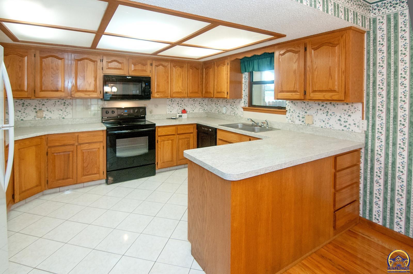 Topeka, Kansas 66605, United States, 3 Bedrooms Bedrooms, ,2 BathroomsBathrooms,Residential,Pending,131618