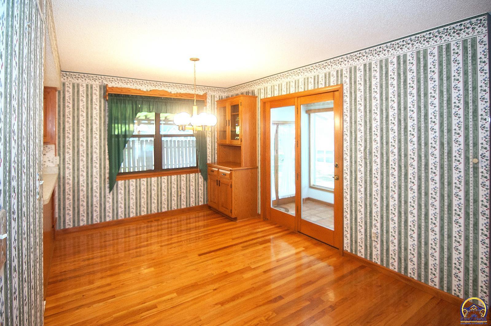 Topeka, Kansas 66605, United States, 3 Bedrooms Bedrooms, ,2 BathroomsBathrooms,Residential,Pending,131618