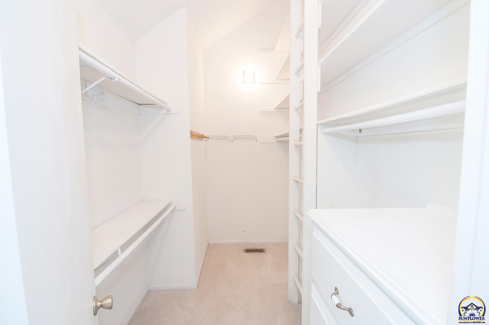 Topeka, Kansas 66605, United States, 3 Bedrooms Bedrooms, ,2 BathroomsBathrooms,Residential,Pending,131618