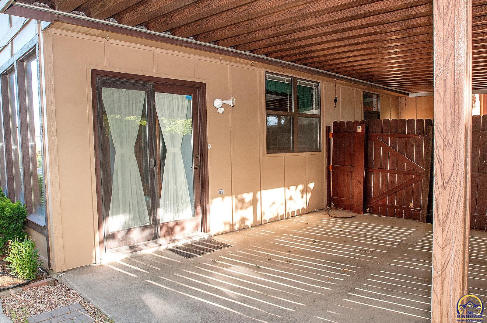 Topeka, Kansas 66605, United States, 3 Bedrooms Bedrooms, ,2 BathroomsBathrooms,Residential,Pending,131618