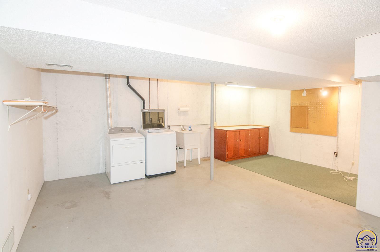 Topeka, Kansas 66605, United States, 3 Bedrooms Bedrooms, ,2 BathroomsBathrooms,Residential,Pending,131618