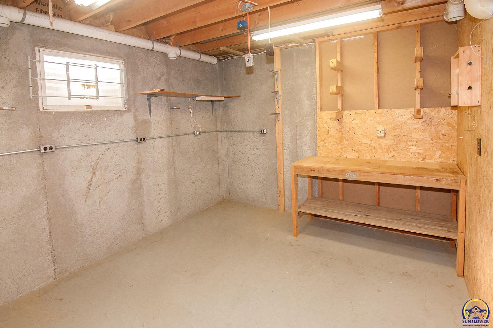 Topeka, Kansas 66605, United States, 3 Bedrooms Bedrooms, ,2 BathroomsBathrooms,Residential,Pending,131618