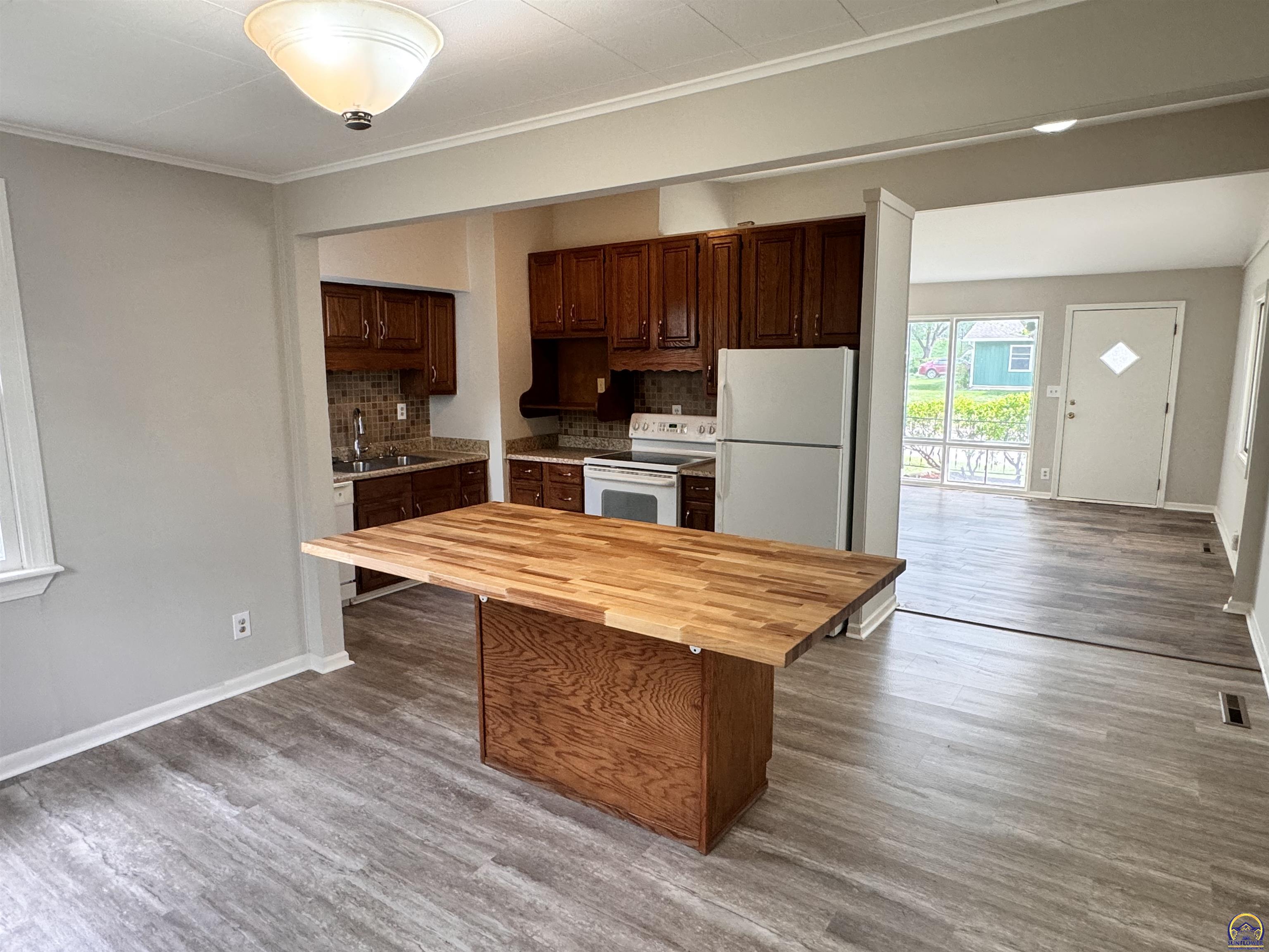 Topeka, Kansas 66611, United States, 3 Bedrooms Bedrooms, ,1 BathroomBathrooms,Residential,Pending,60306