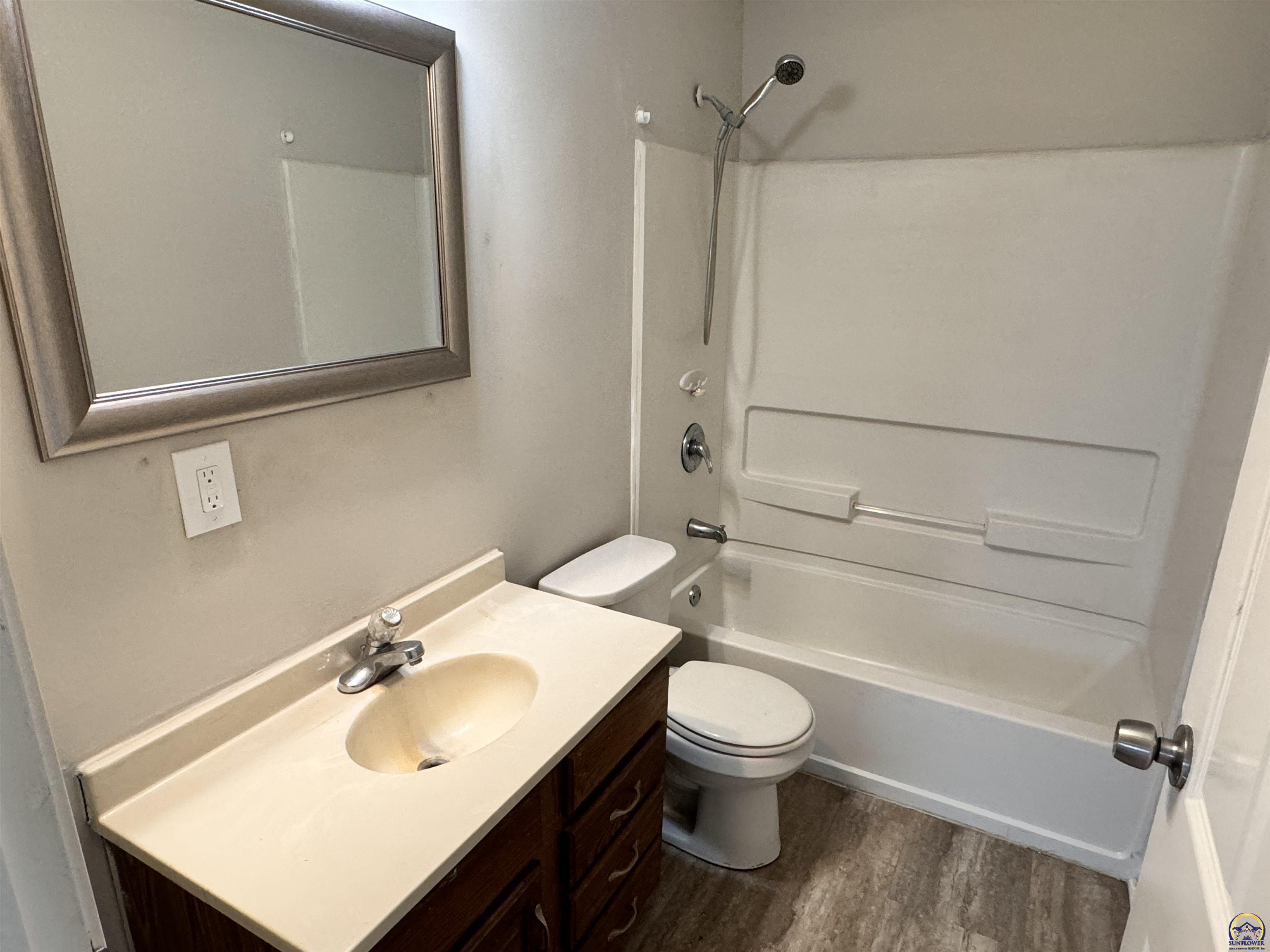 Topeka, Kansas 66611, United States, 3 Bedrooms Bedrooms, ,1 BathroomBathrooms,Residential,Pending,60306