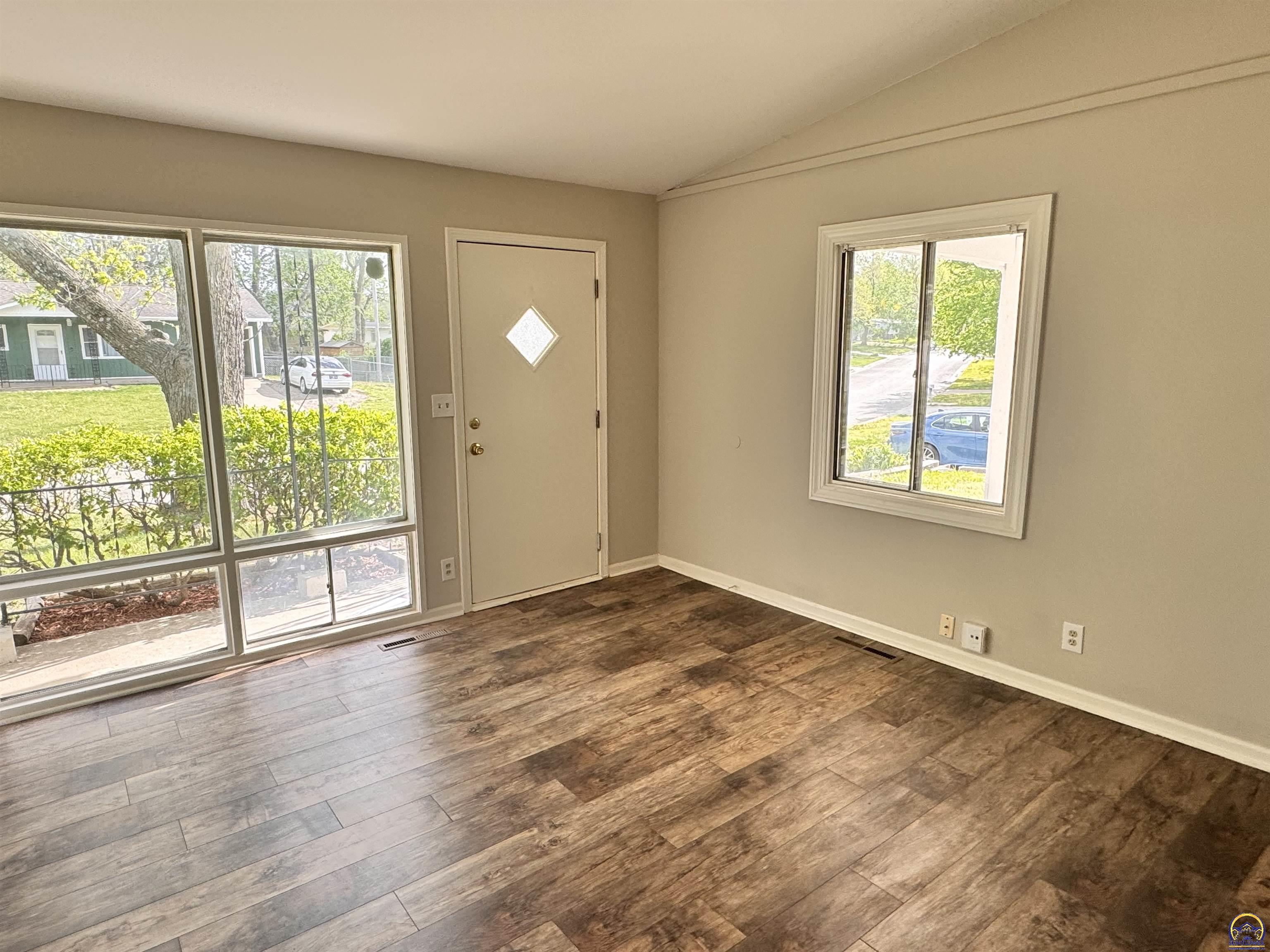 Topeka, Kansas 66611, United States, 3 Bedrooms Bedrooms, ,1 BathroomBathrooms,Residential,Pending,60306