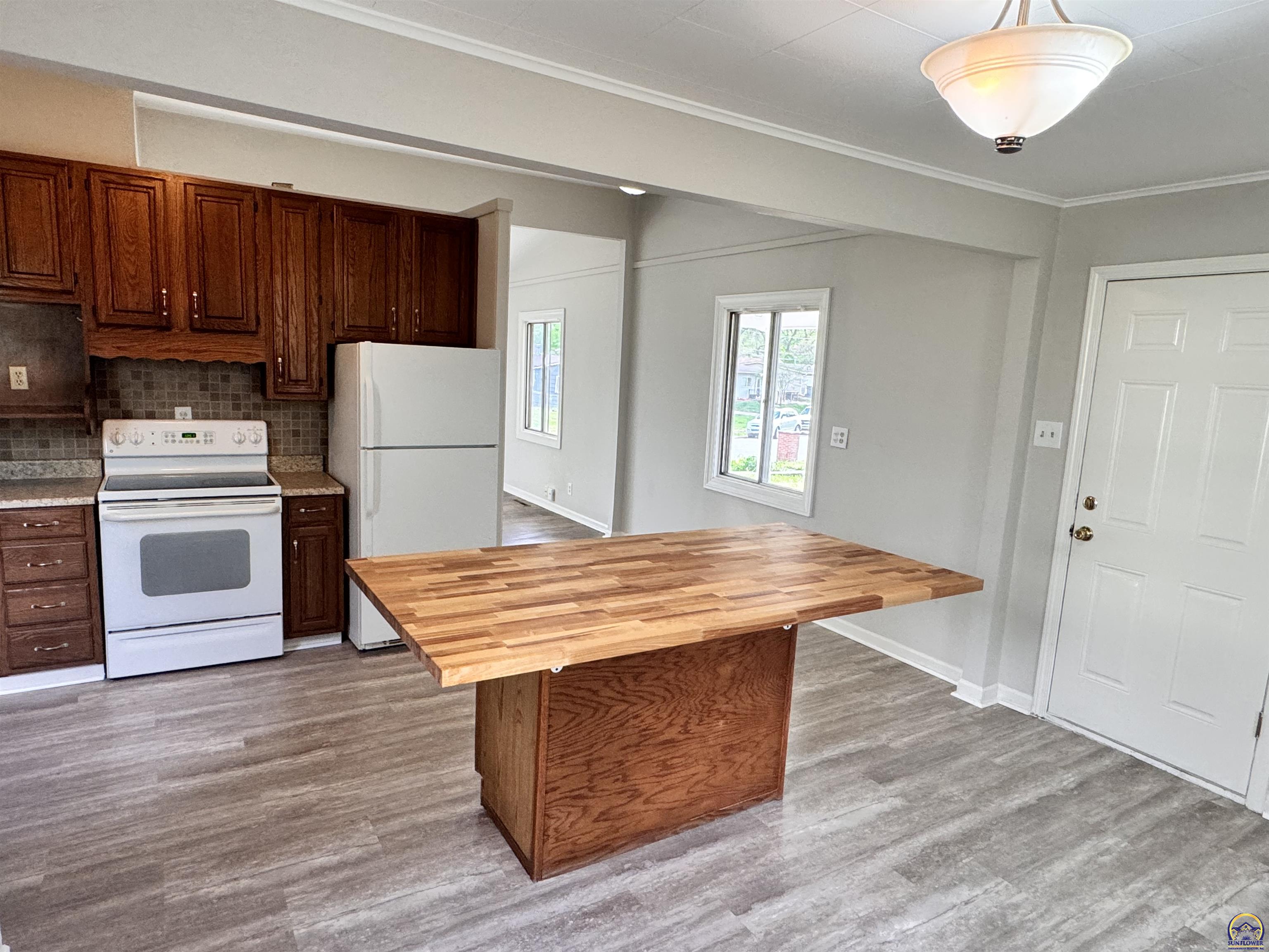 Topeka, Kansas 66611, United States, 3 Bedrooms Bedrooms, ,1 BathroomBathrooms,Residential,Pending,60306