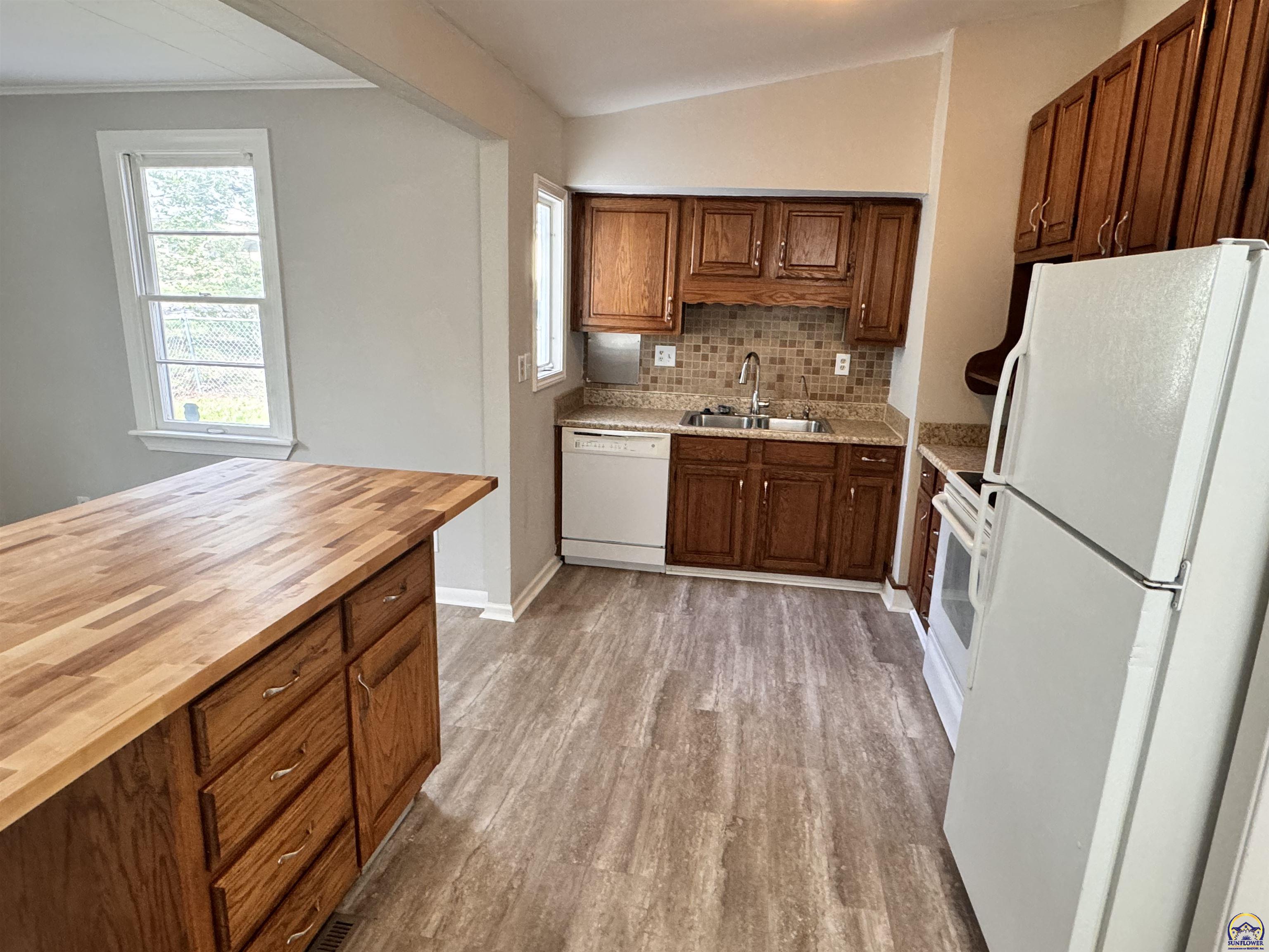 Topeka, Kansas 66611, United States, 3 Bedrooms Bedrooms, ,1 BathroomBathrooms,Residential,Pending,60306