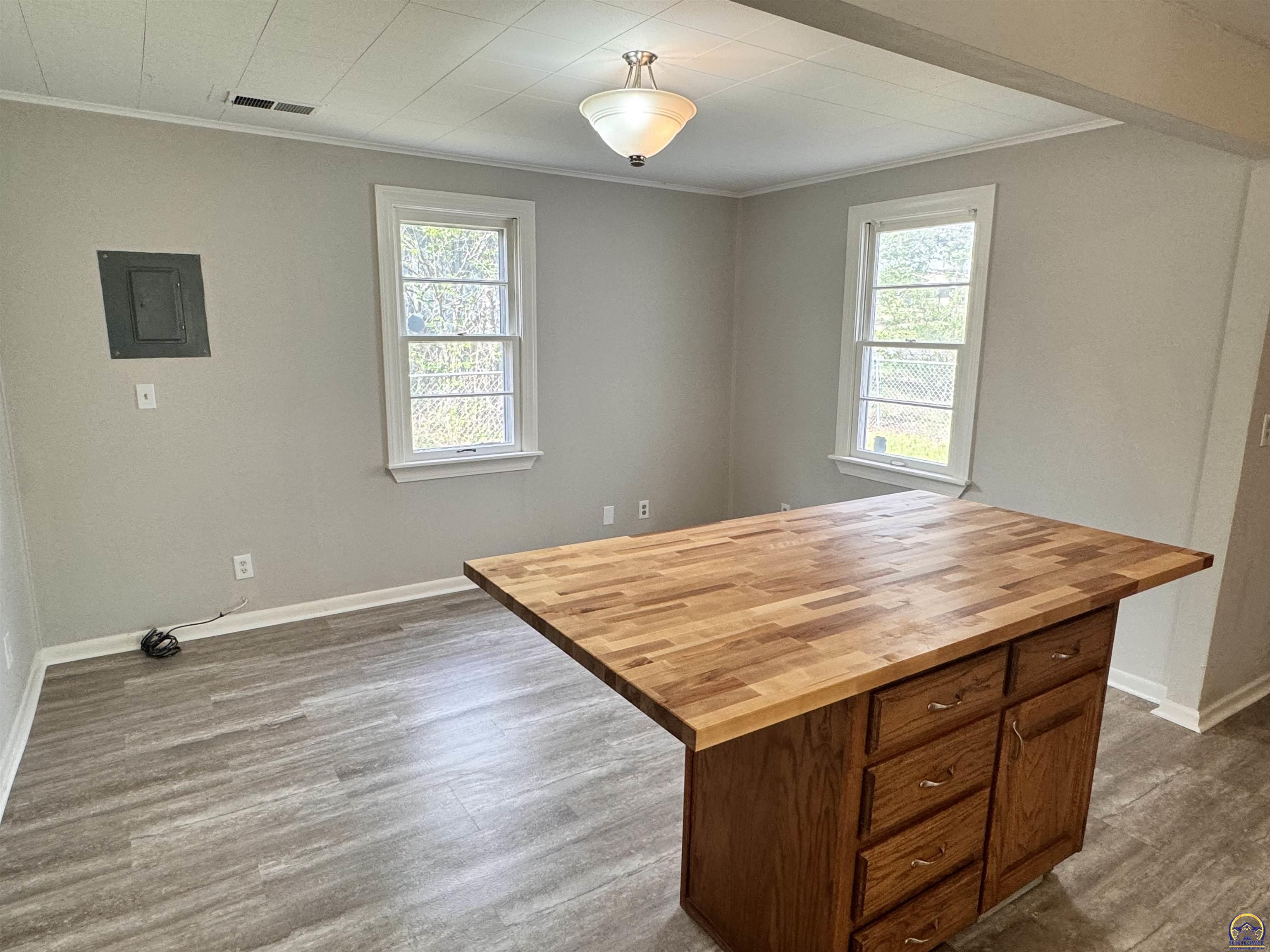 Topeka, Kansas 66611, United States, 3 Bedrooms Bedrooms, ,1 BathroomBathrooms,Residential,Pending,60306