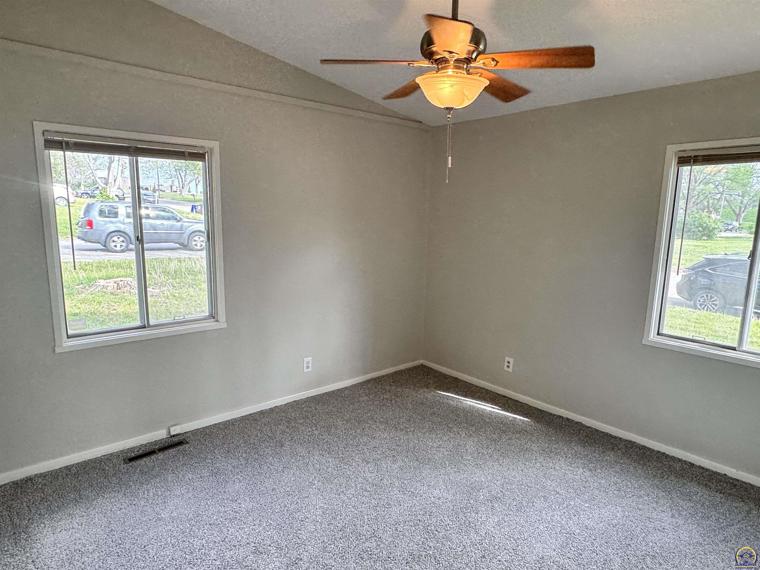 Topeka, Kansas 66611, United States, 3 Bedrooms Bedrooms, ,1 BathroomBathrooms,Residential,Pending,60306