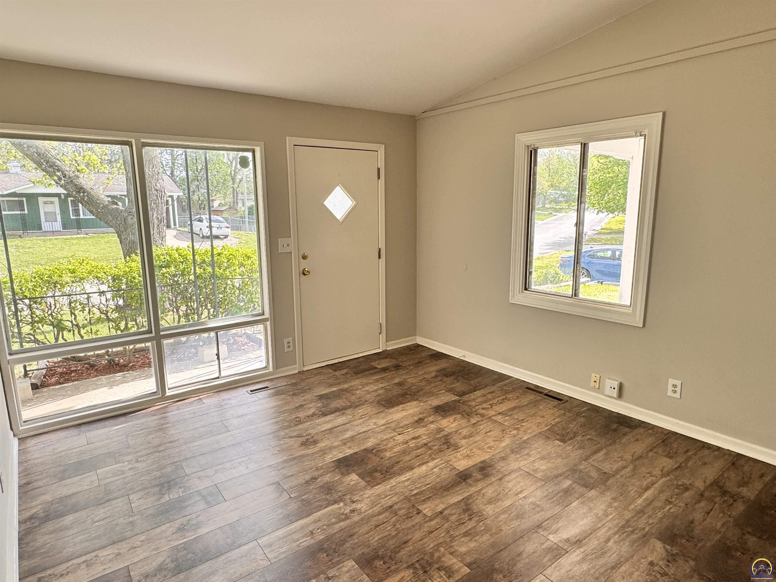 Topeka, Kansas 66611, United States, 3 Bedrooms Bedrooms, ,1 BathroomBathrooms,Residential,Pending,60306