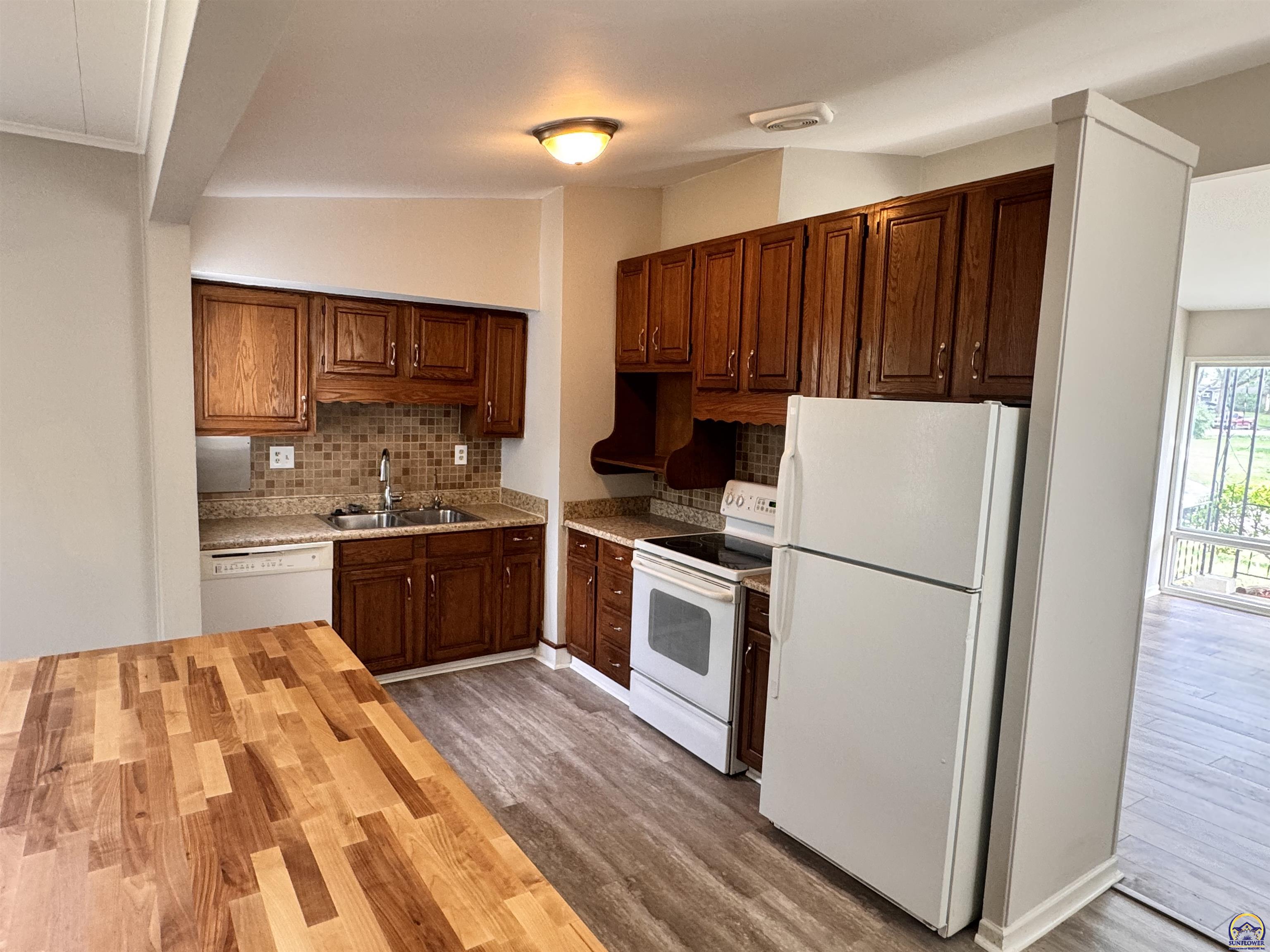 Topeka, Kansas 66611, United States, 3 Bedrooms Bedrooms, ,1 BathroomBathrooms,Residential,Pending,60306