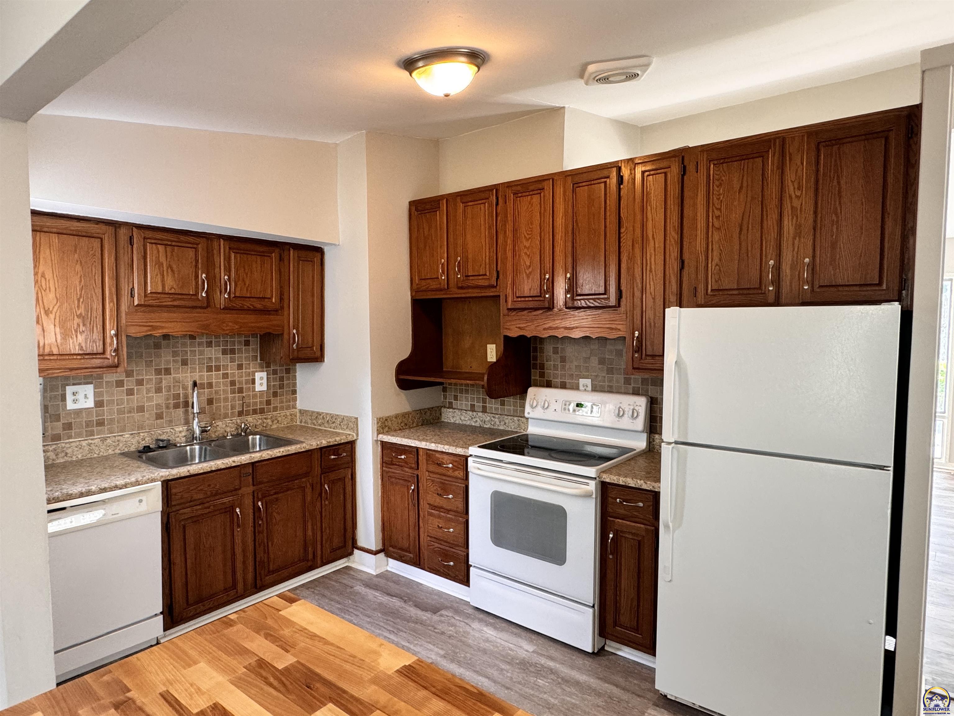 Topeka, Kansas 66611, United States, 3 Bedrooms Bedrooms, ,1 BathroomBathrooms,Residential,Pending,60306