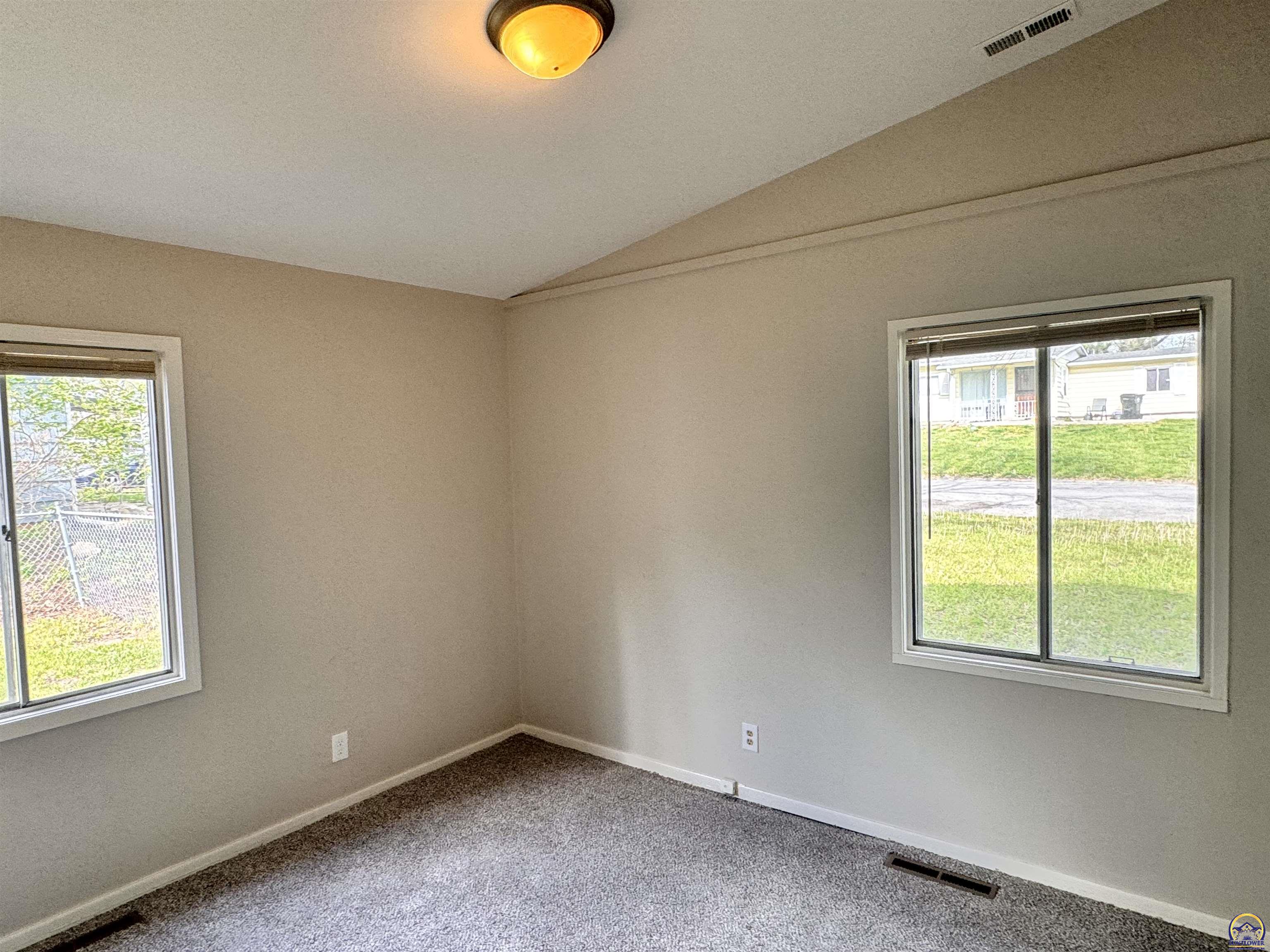 Topeka, Kansas 66611, United States, 3 Bedrooms Bedrooms, ,1 BathroomBathrooms,Residential,Pending,60306