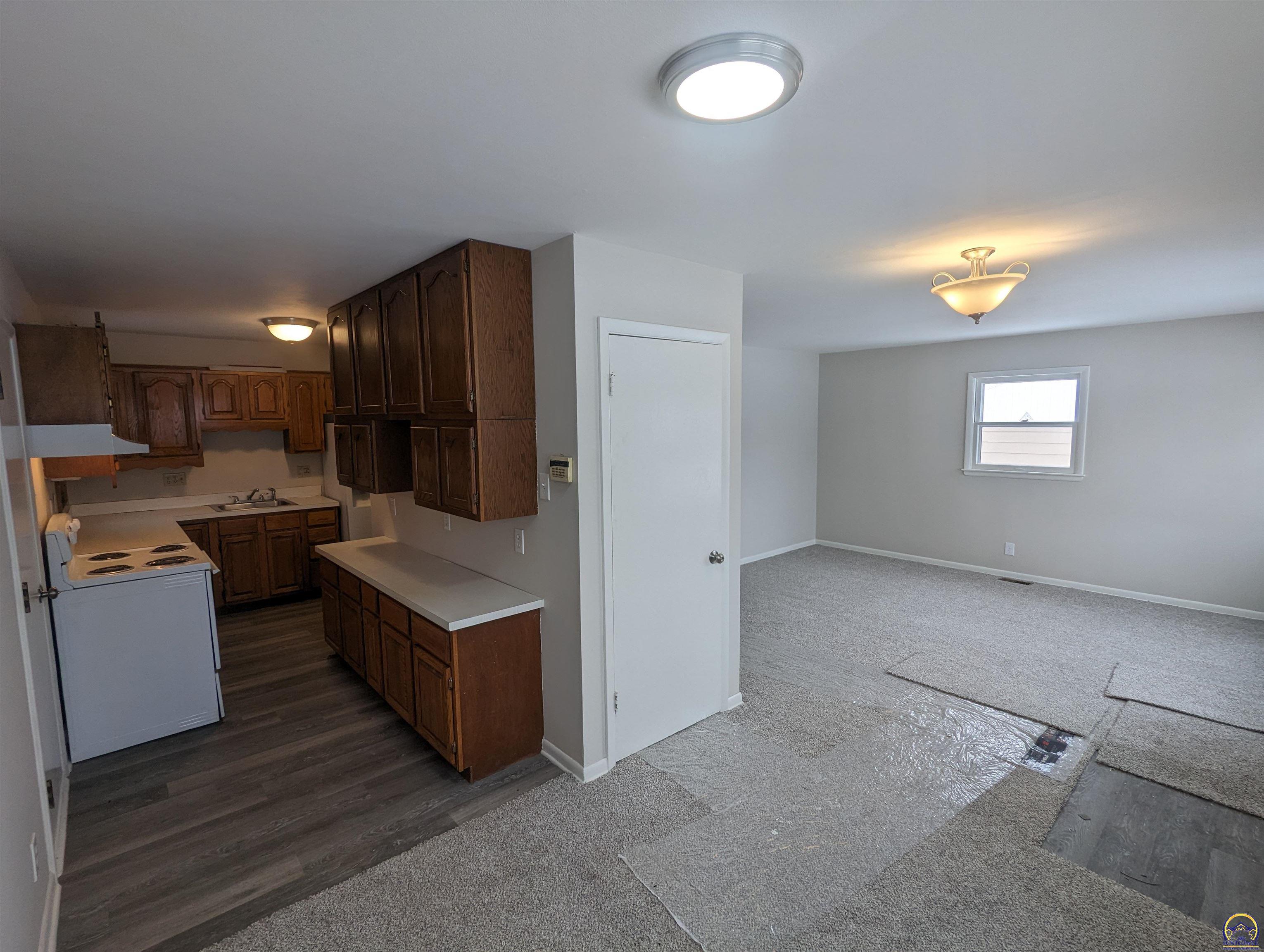 Topeka, Kansas 66604, United States, 3 Bedrooms Bedrooms, ,1 BathroomBathrooms,Residential,Pending,66819