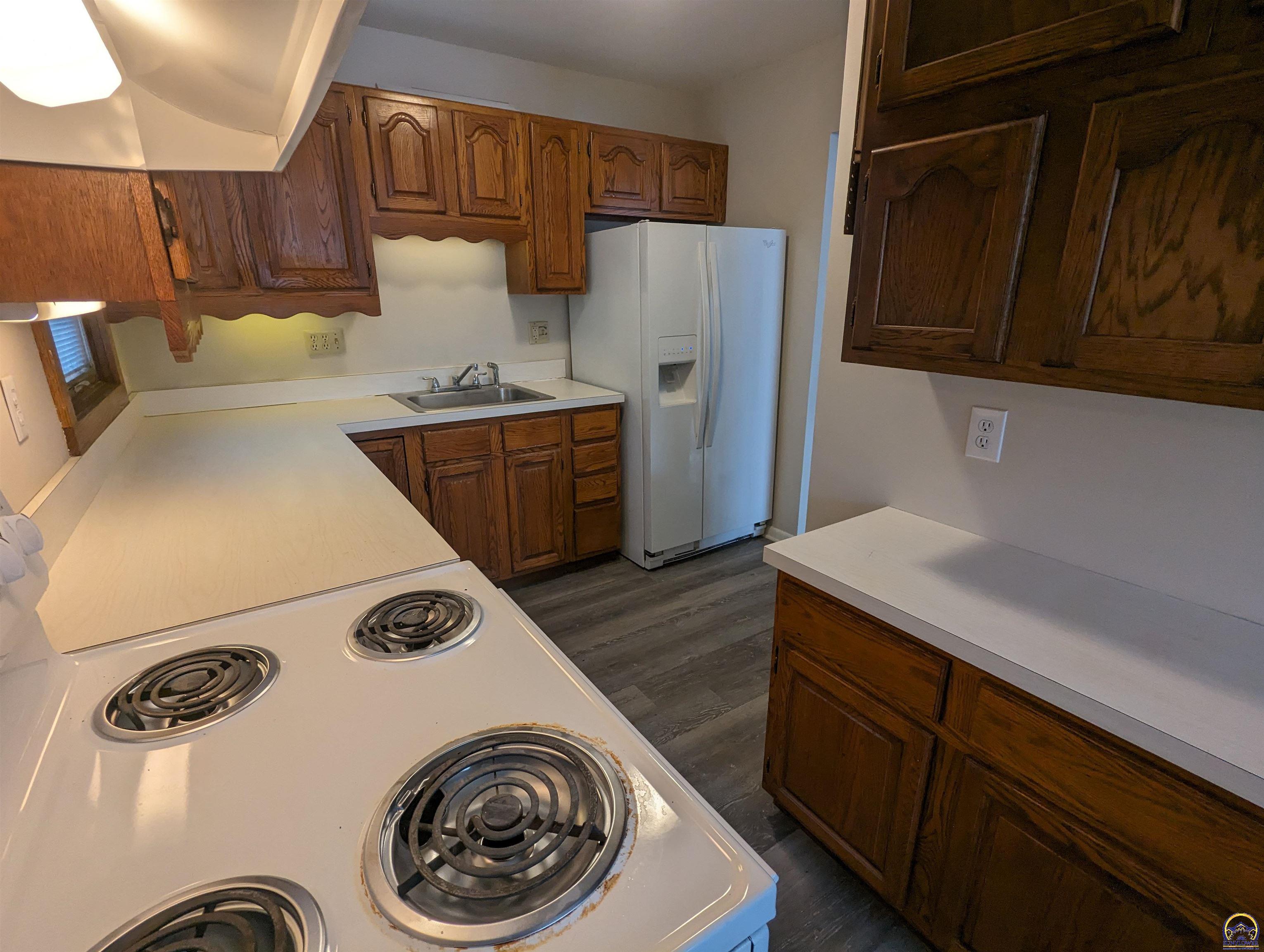 Topeka, Kansas 66604, United States, 3 Bedrooms Bedrooms, ,1 BathroomBathrooms,Residential,Pending,66819