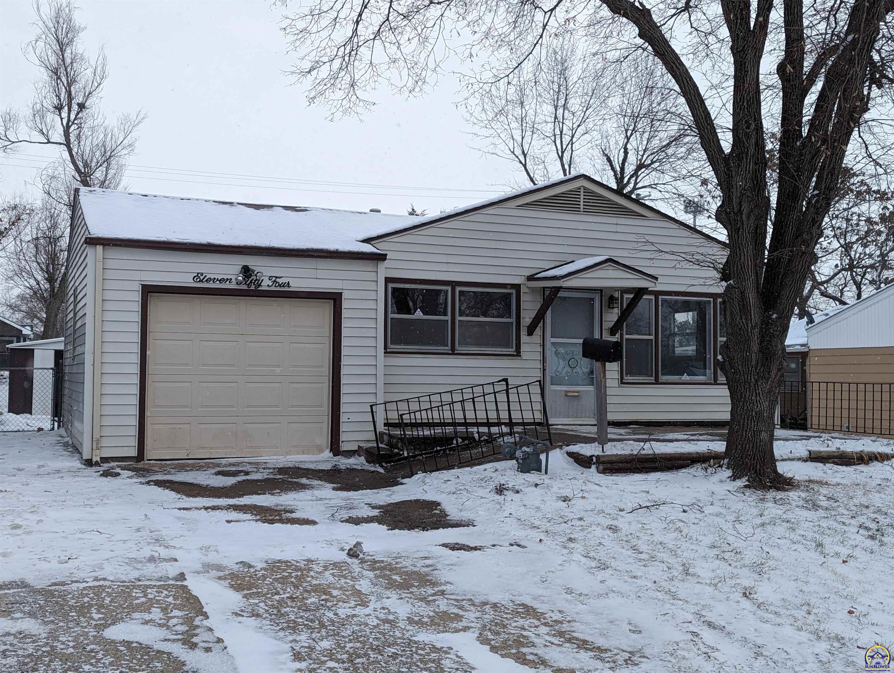 Topeka, Kansas 66604, United States, 3 Bedrooms Bedrooms, ,1 BathroomBathrooms,Residential,Pending,66819