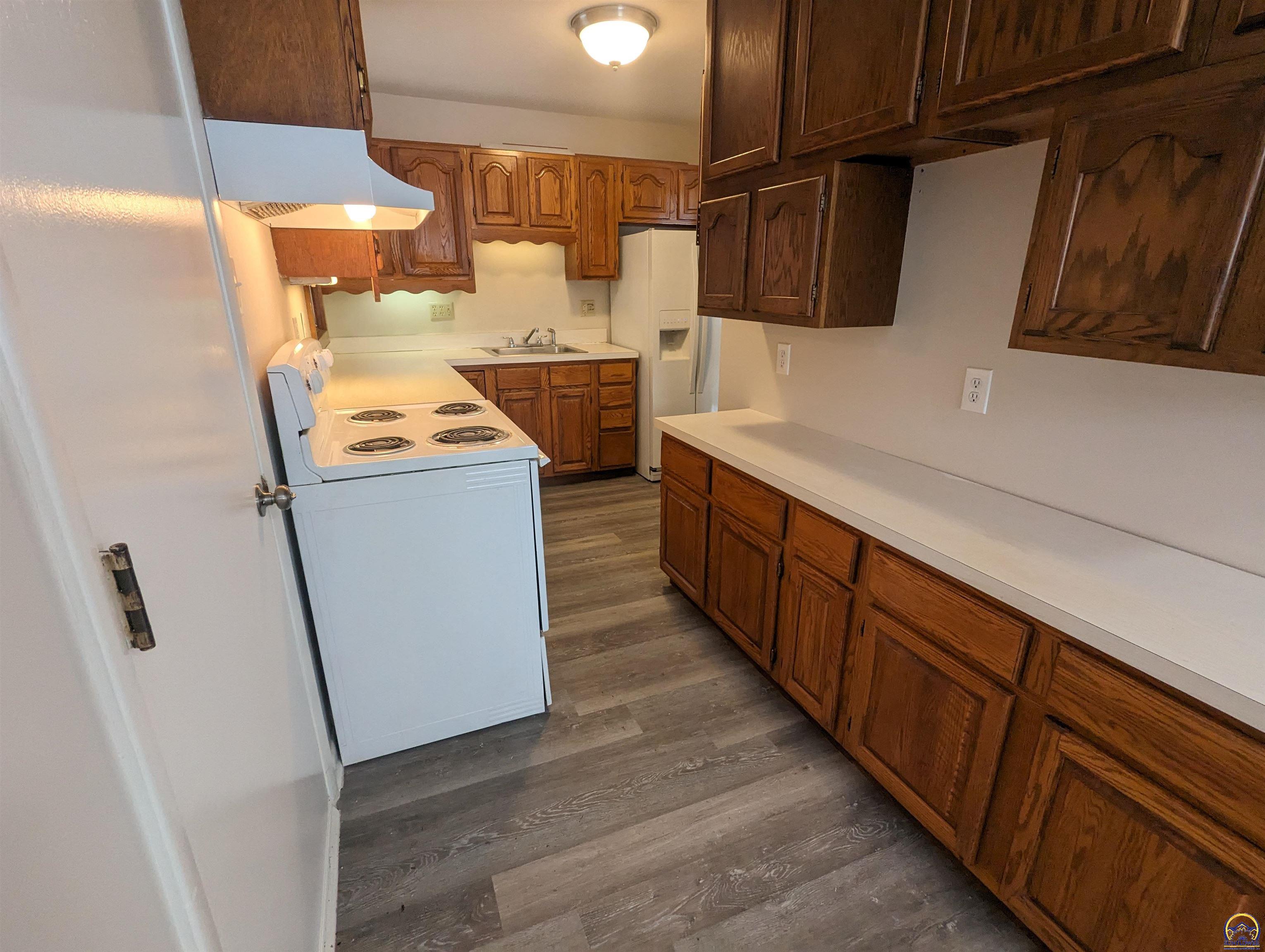 Topeka, Kansas 66604, United States, 3 Bedrooms Bedrooms, ,1 BathroomBathrooms,Residential,Pending,66819